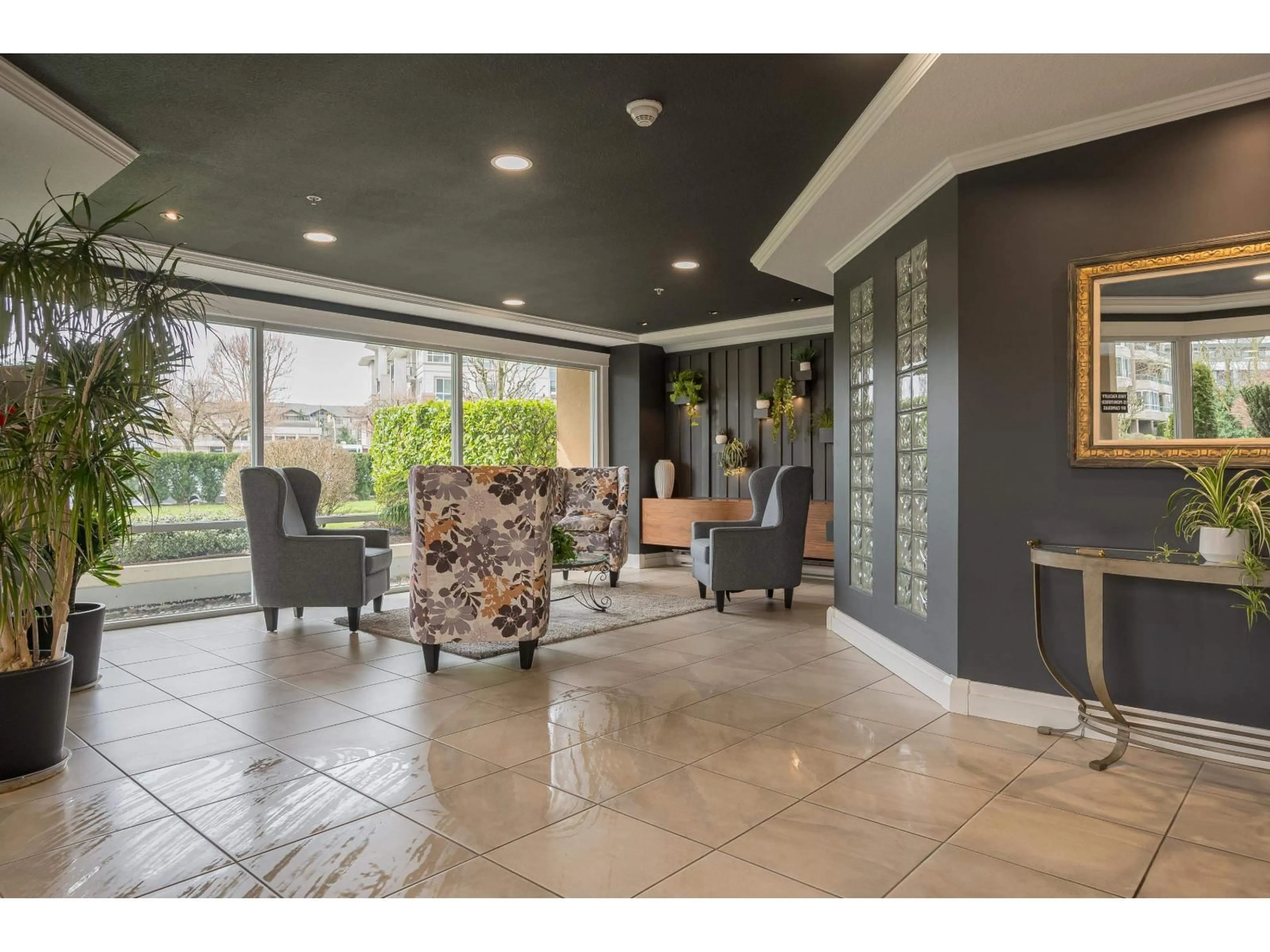 Indoor foyer for 703 - 3190 GLADWIN ROAD, Abbotsford British Columbia V2T5T2