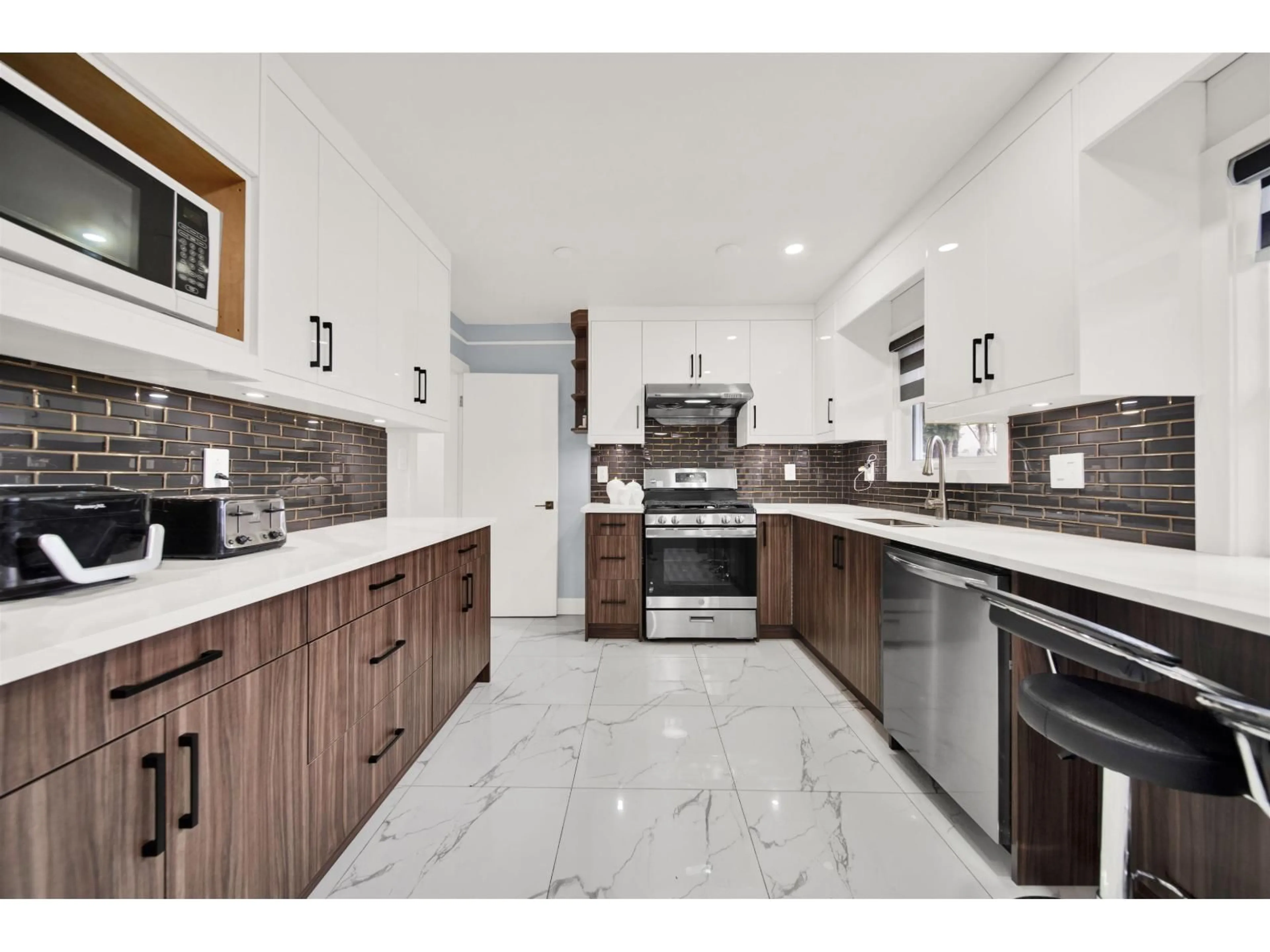 Open concept kitchen, ceramic/tile floor for 11465 139A STREET, Surrey British Columbia V3R3E9