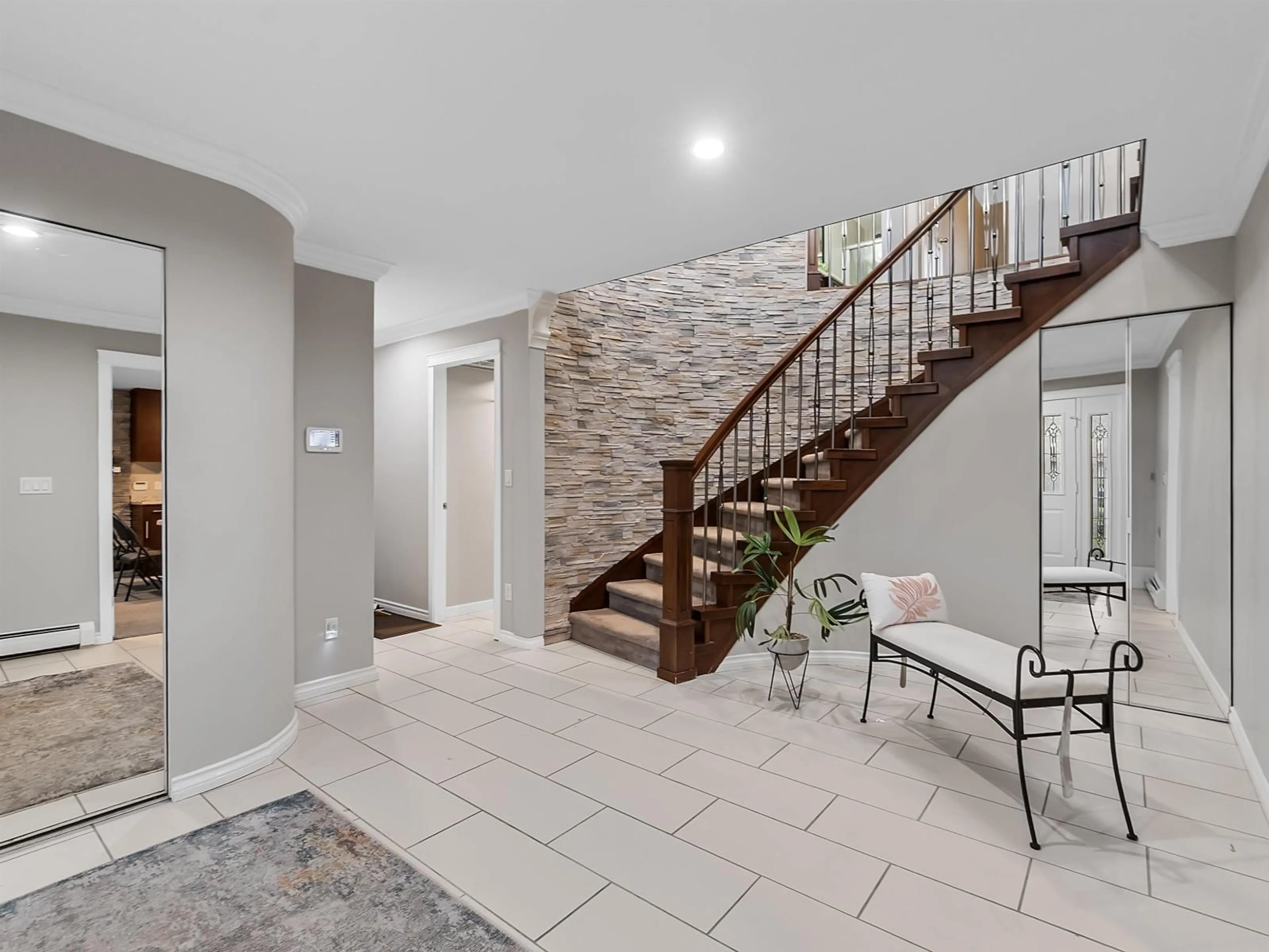 Indoor entryway for 12216 64A AVENUE, Surrey British Columbia V3W3R8