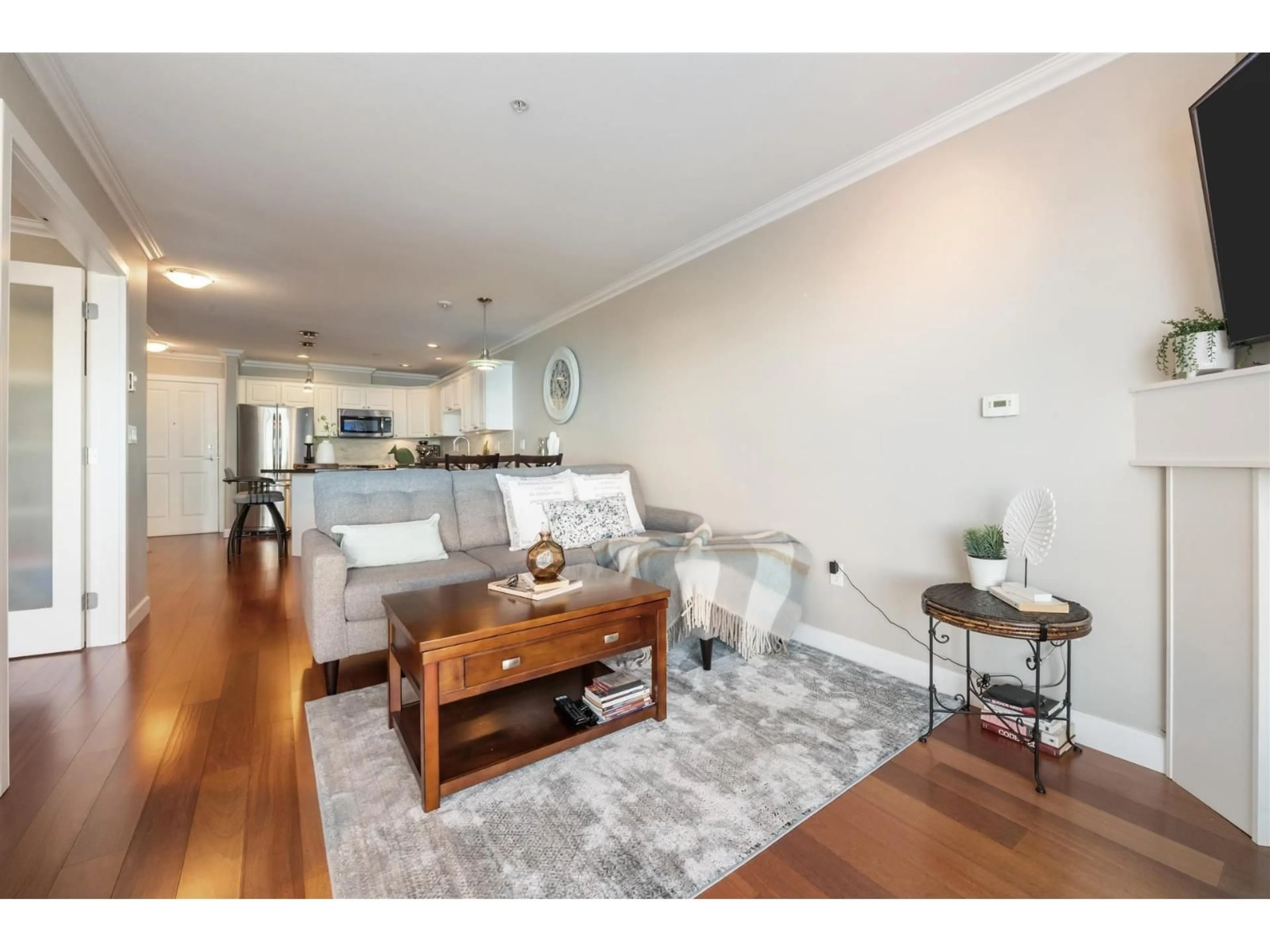 Living room with furniture, wood/laminate floor for 303 - 1153 VIDAL STREET, White Rock British Columbia V4B3T4