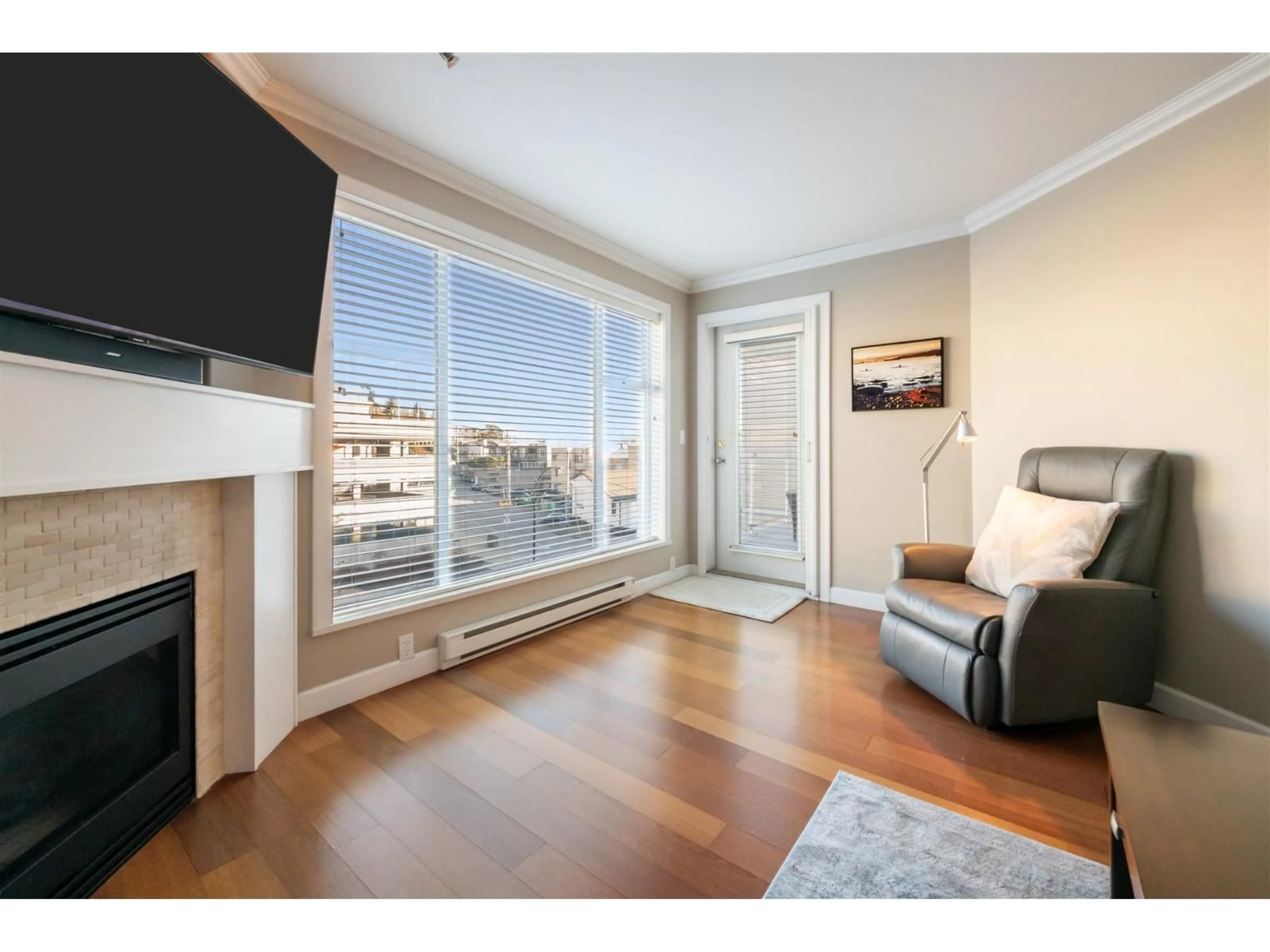 Living room with furniture, wood/laminate floor for 303 - 1153 VIDAL STREET, White Rock British Columbia V4B3T4