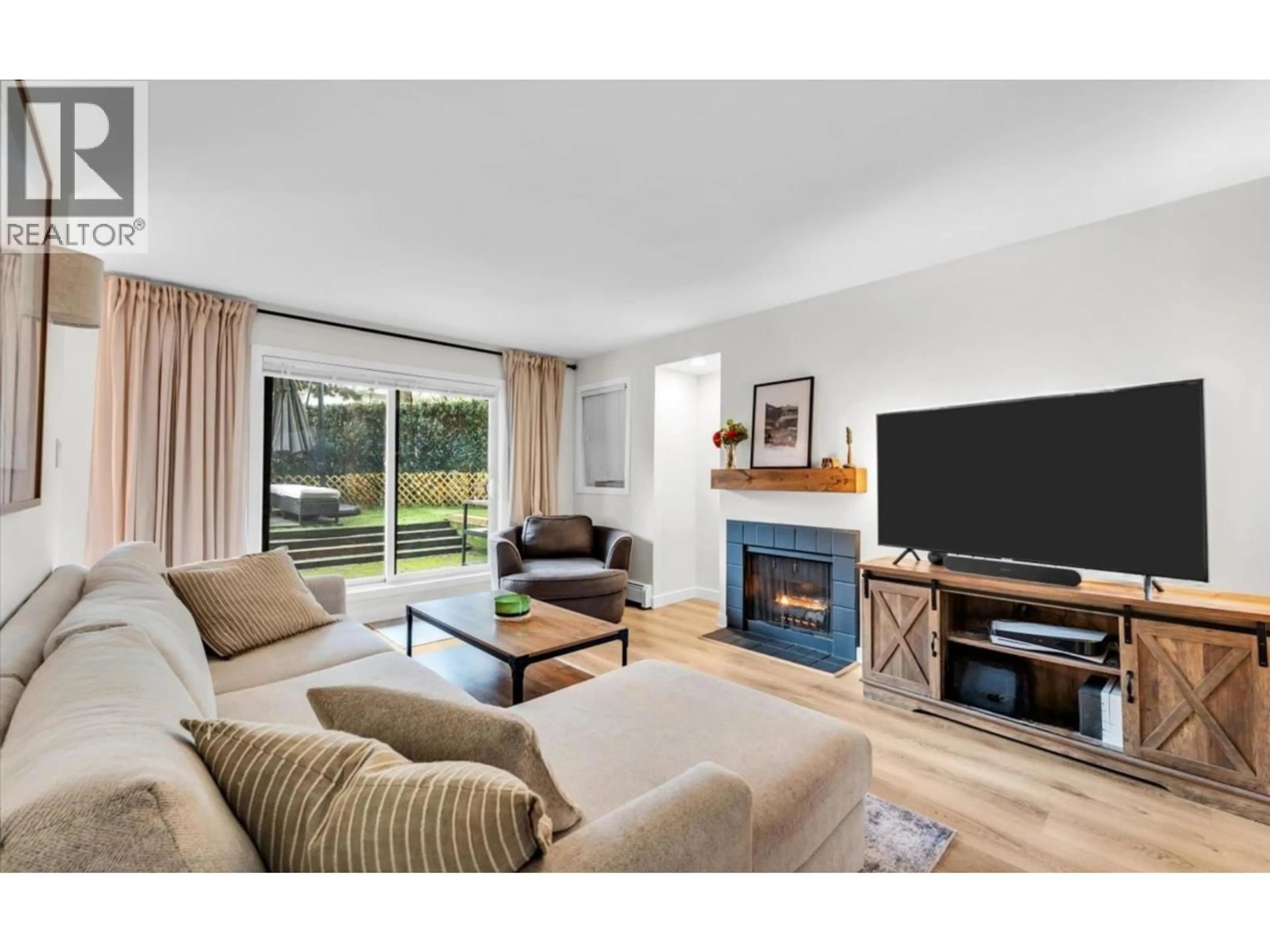 Living room with furniture, wood/laminate floor for 102 - 1935 1ST AVENUE, Vancouver British Columbia V6J1G7