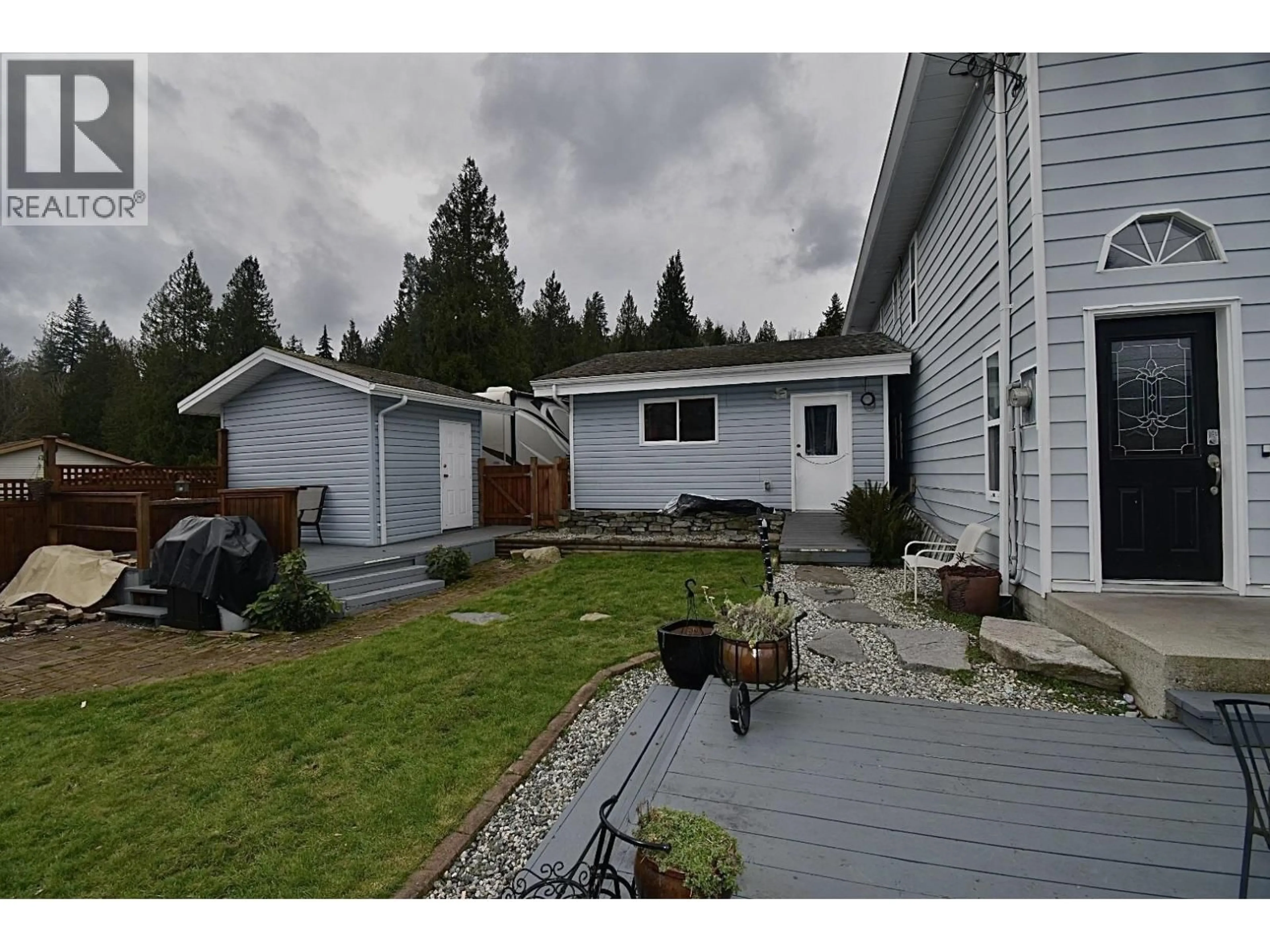 A pic from outside/outdoor area/front of a property/back of a property/a pic from drone, street for 6135 FAIRWAY AVENUE, Sechelt British Columbia V7Z0L6
