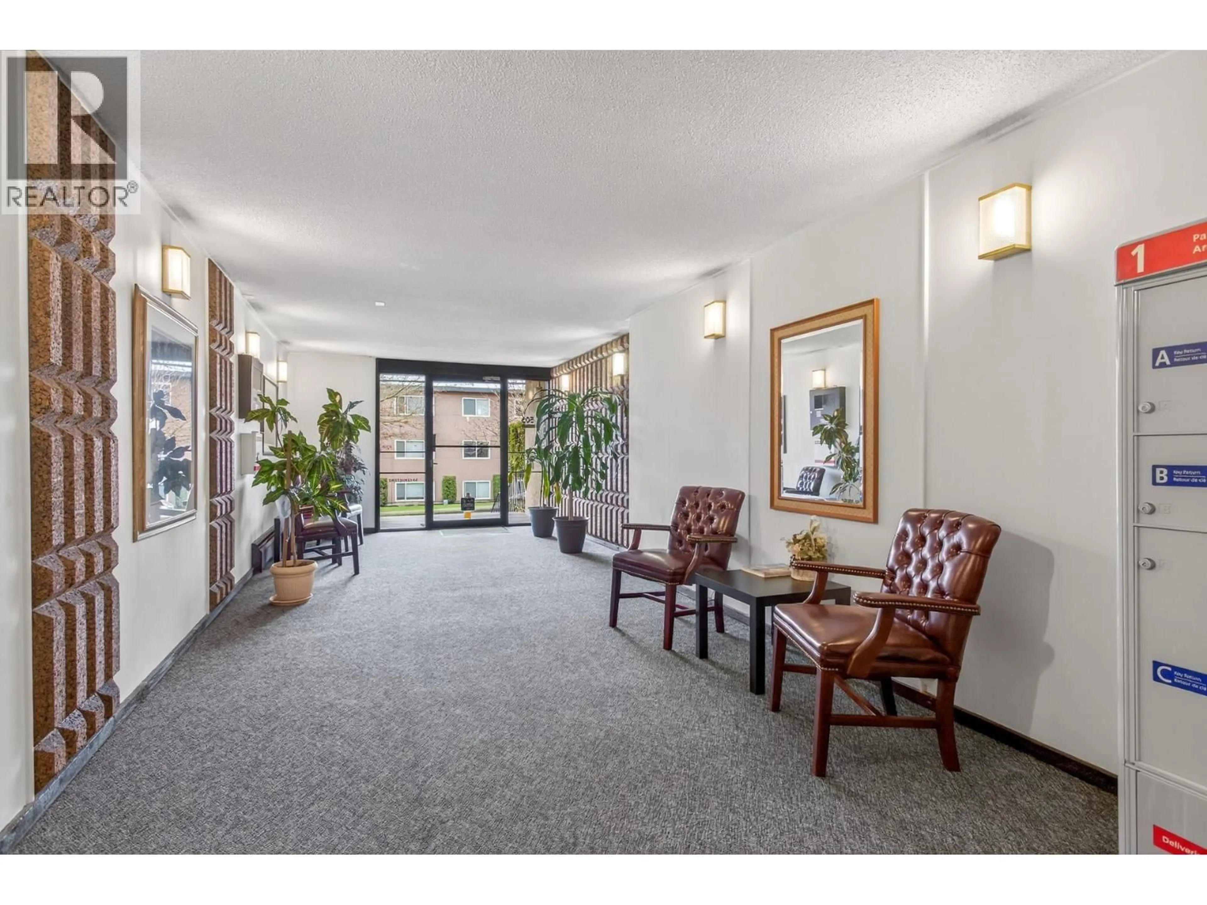 Indoor foyer for 208 - 505 NINTH STREET, New Westminster British Columbia V3M3W6