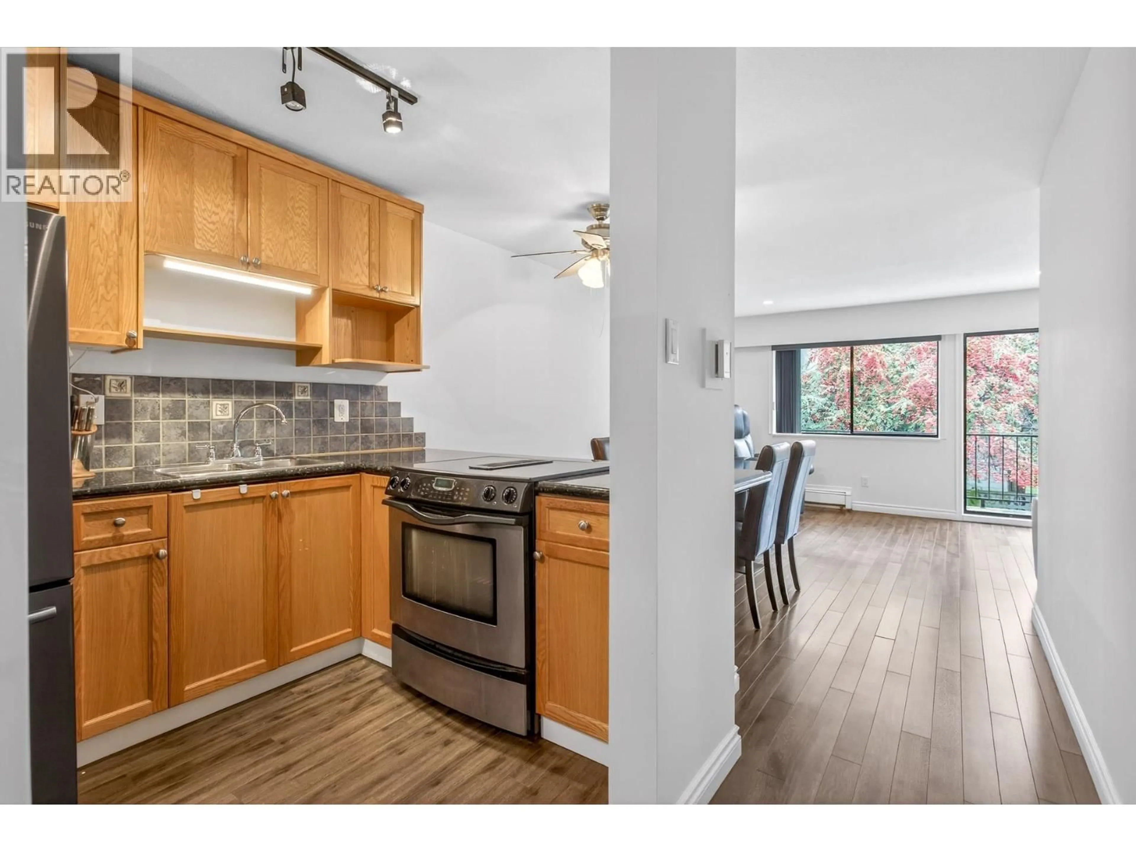 Standard kitchen, wood/laminate floor for 208 - 505 NINTH STREET, New Westminster British Columbia V3M3W6