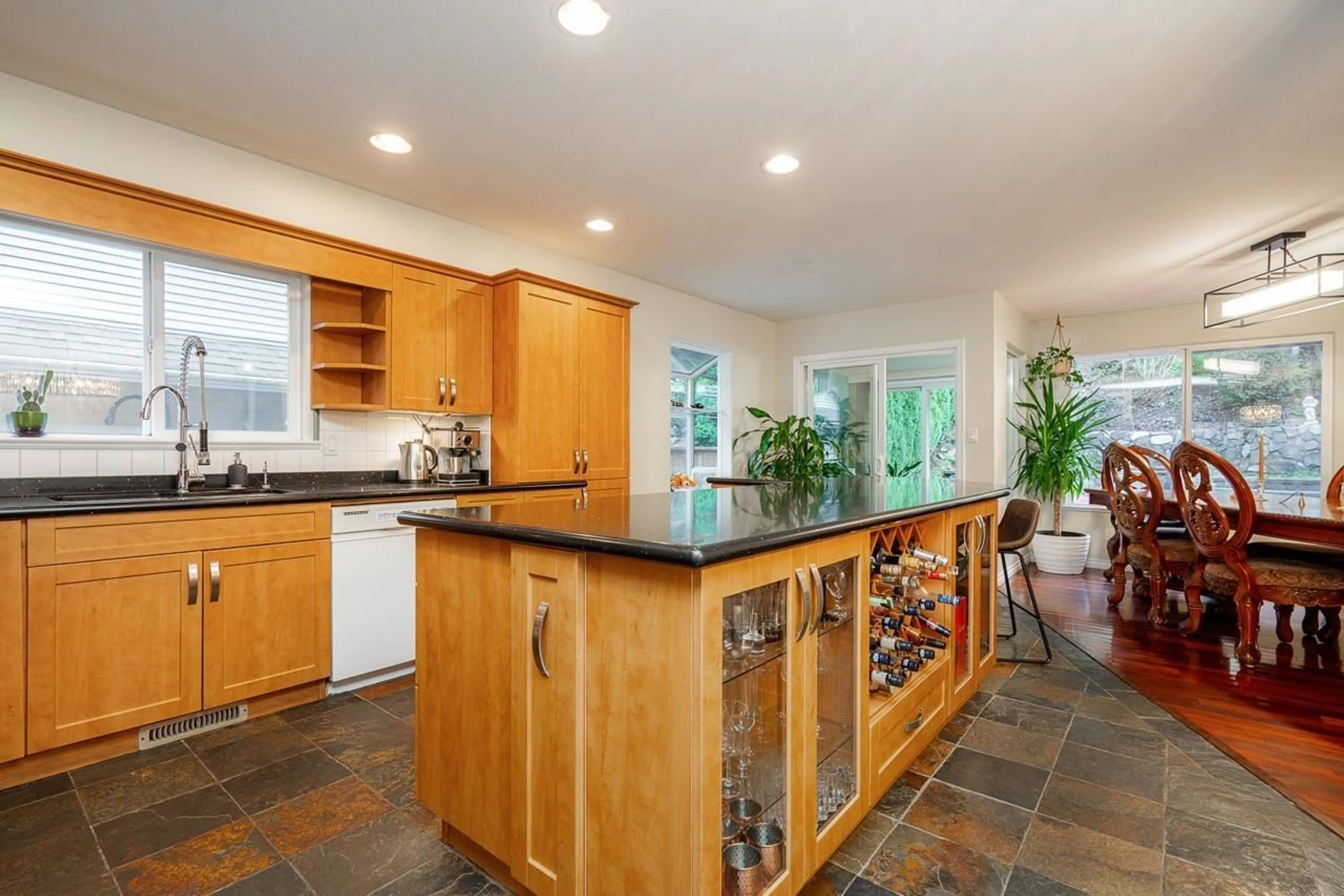 Open concept kitchen, ceramic/tile floor for 122 - 43995 CHILLIWACK MOUNTAIN ROAD, Chilliwack British Columbia V2R5M1