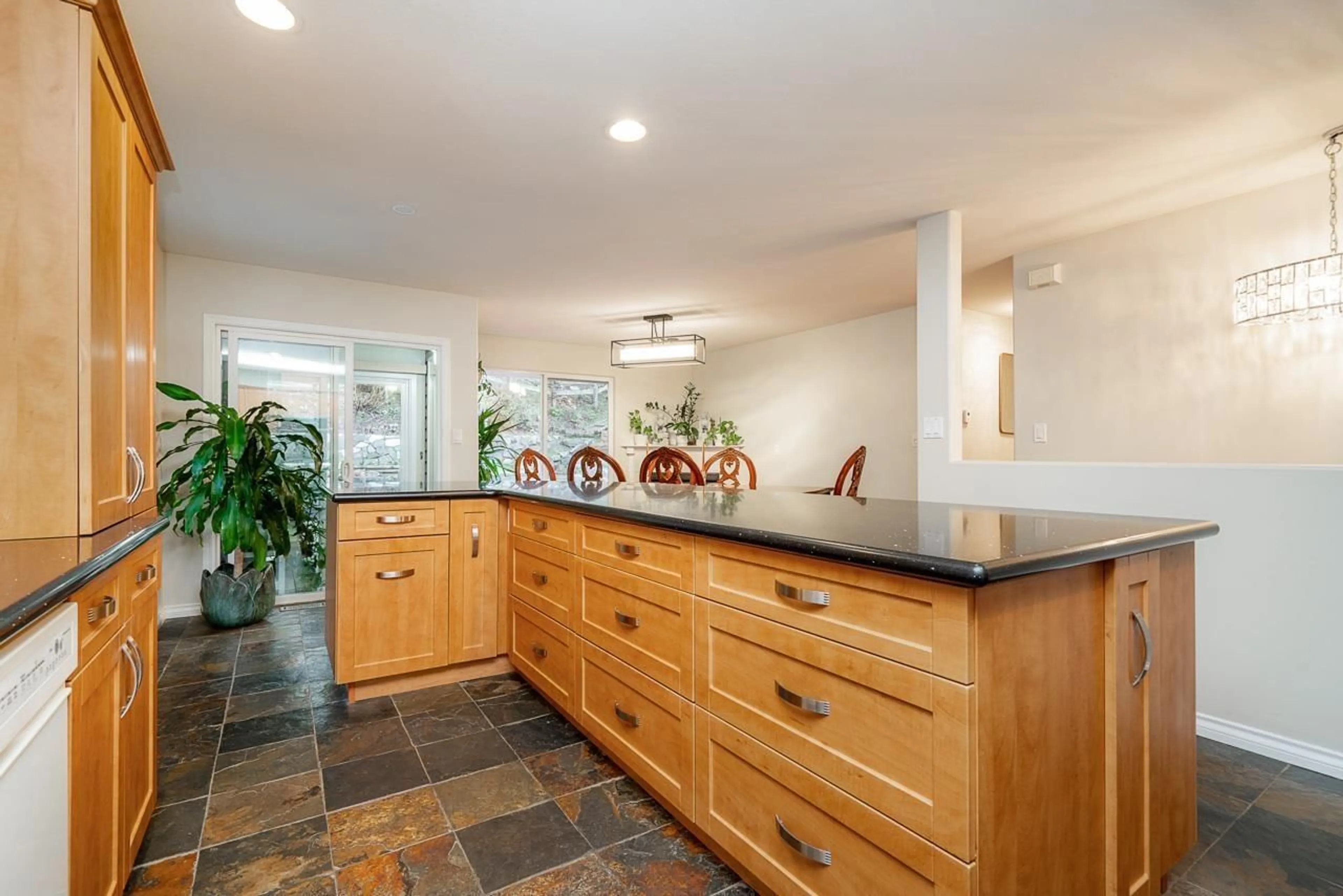 Open concept kitchen, ceramic/tile floor for 122 - 43995 CHILLIWACK MOUNTAIN ROAD, Chilliwack British Columbia V2R5M1