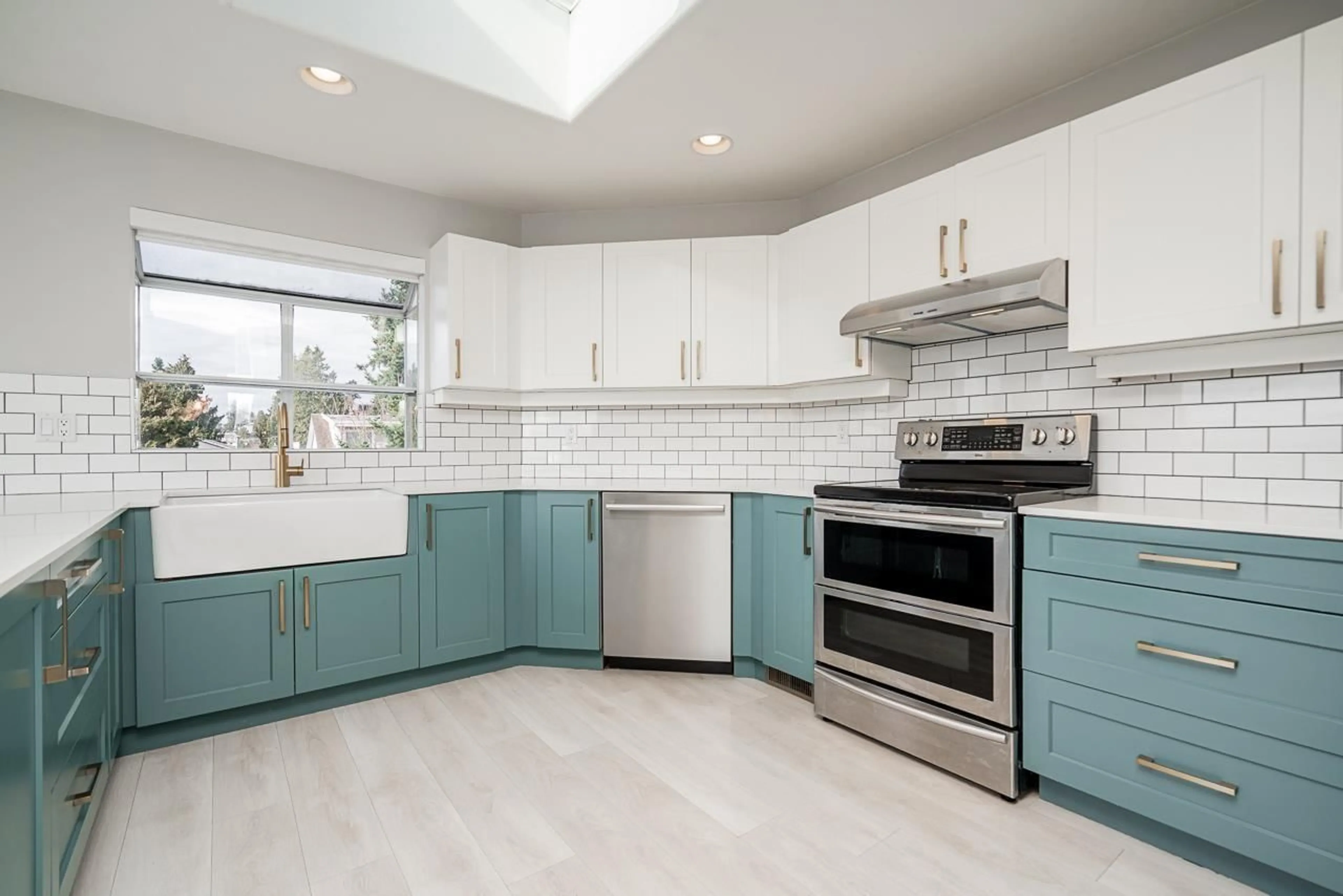 Open concept kitchen, ceramic/tile floor for 949 KENT STREET, White Rock British Columbia V4B4S9