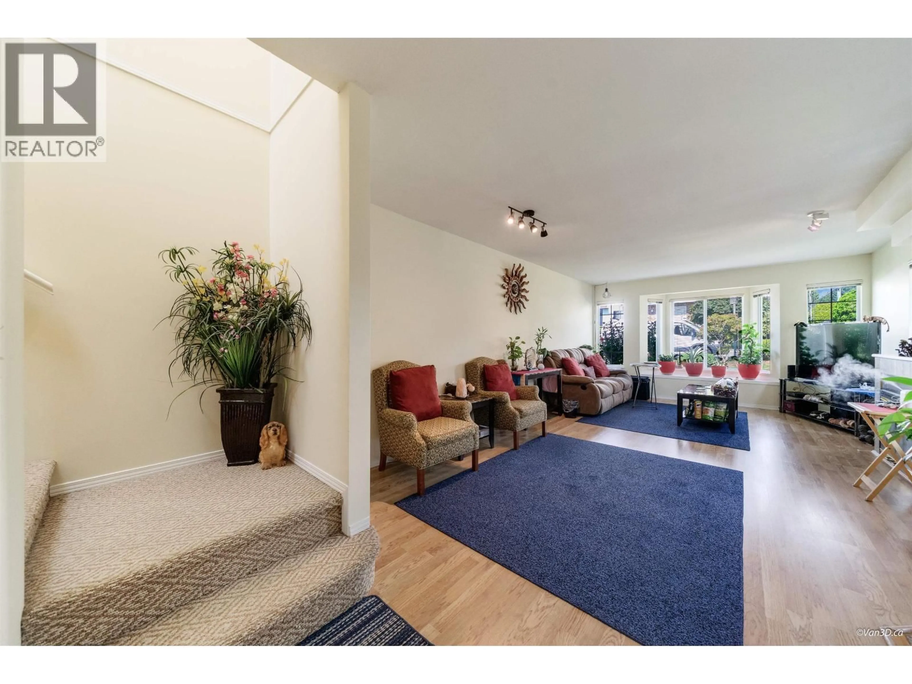 Indoor foyer for 215 18TH STREET, North Vancouver British Columbia V7M1W7