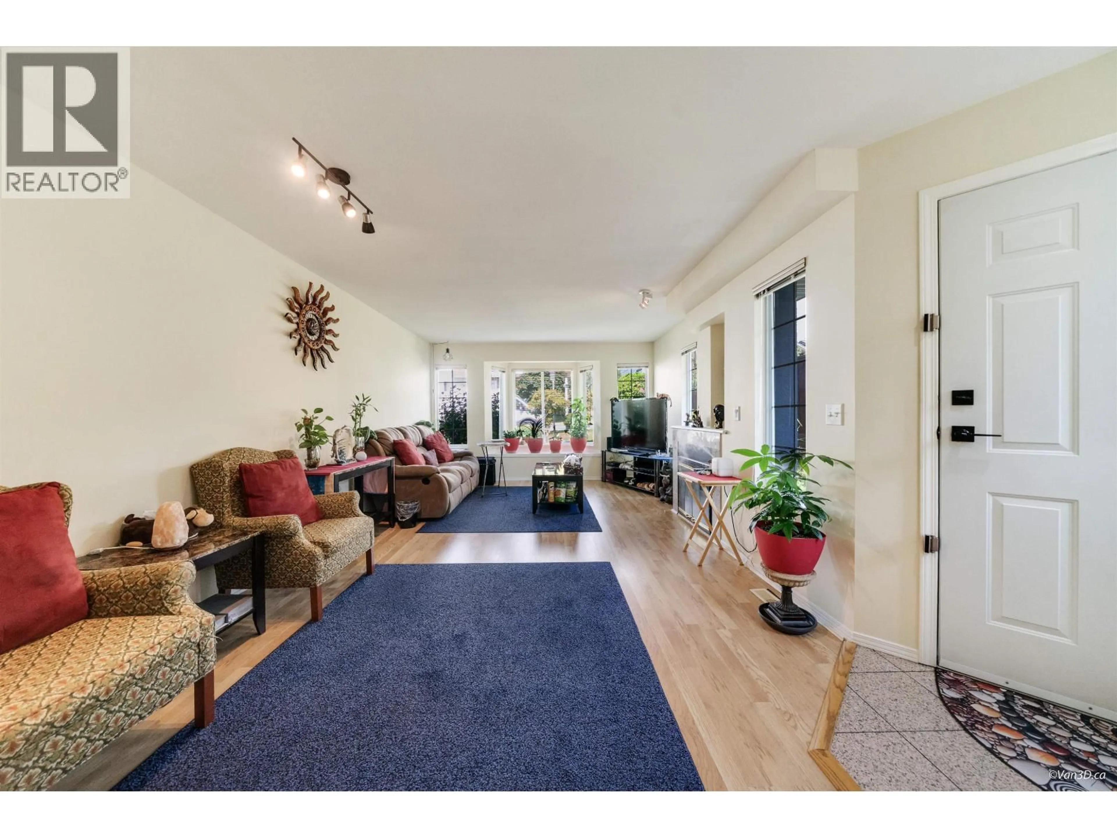 Unknown for 215 18TH STREET, North Vancouver British Columbia V7M1W7