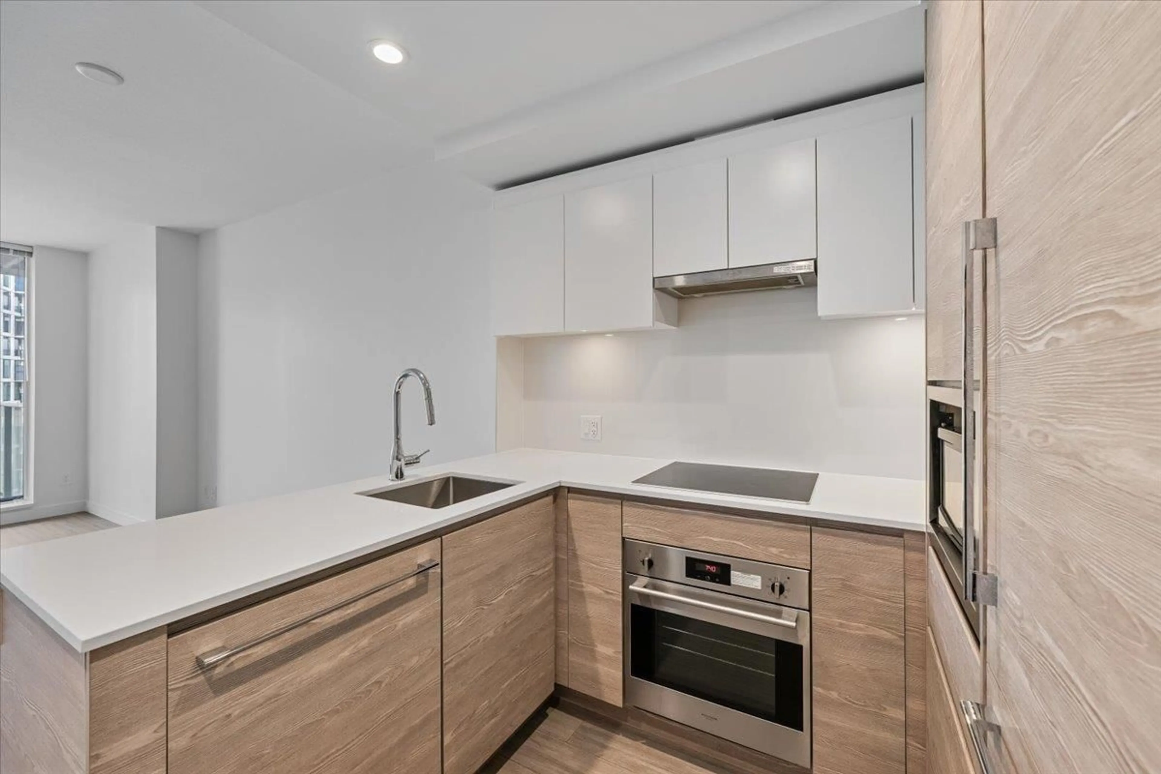 Standard kitchen, unknown for 1005 - 13655 FRASER HIGHWAY, Surrey British Columbia V3T0P8