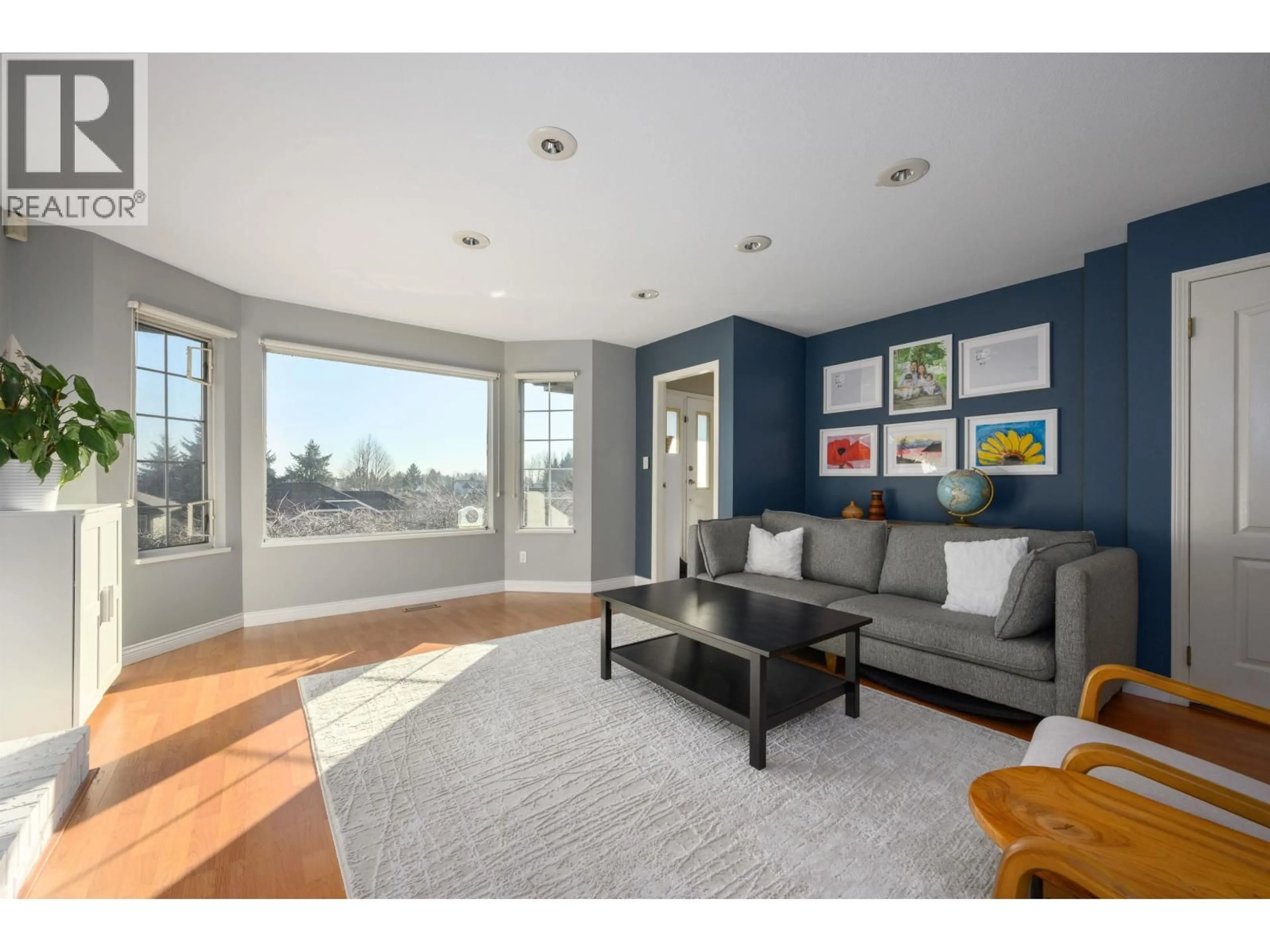 Living room with furniture, wood/laminate floor for 2735 TEMPE KNOLL DRIVE, North Vancouver British Columbia V7N4K4