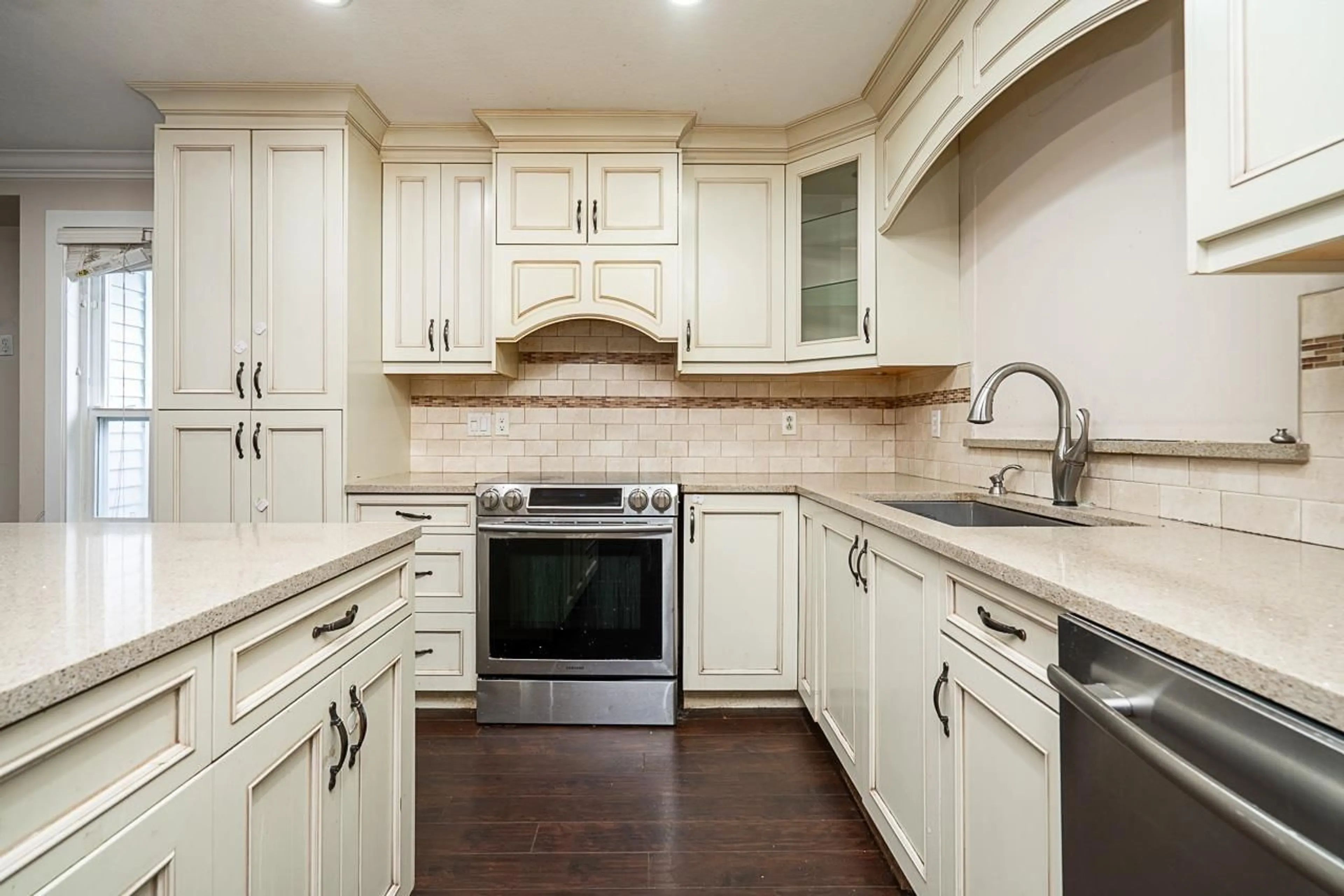 Open concept kitchen, unknown for 13032 61 AVENUE, Surrey British Columbia V3X2H5