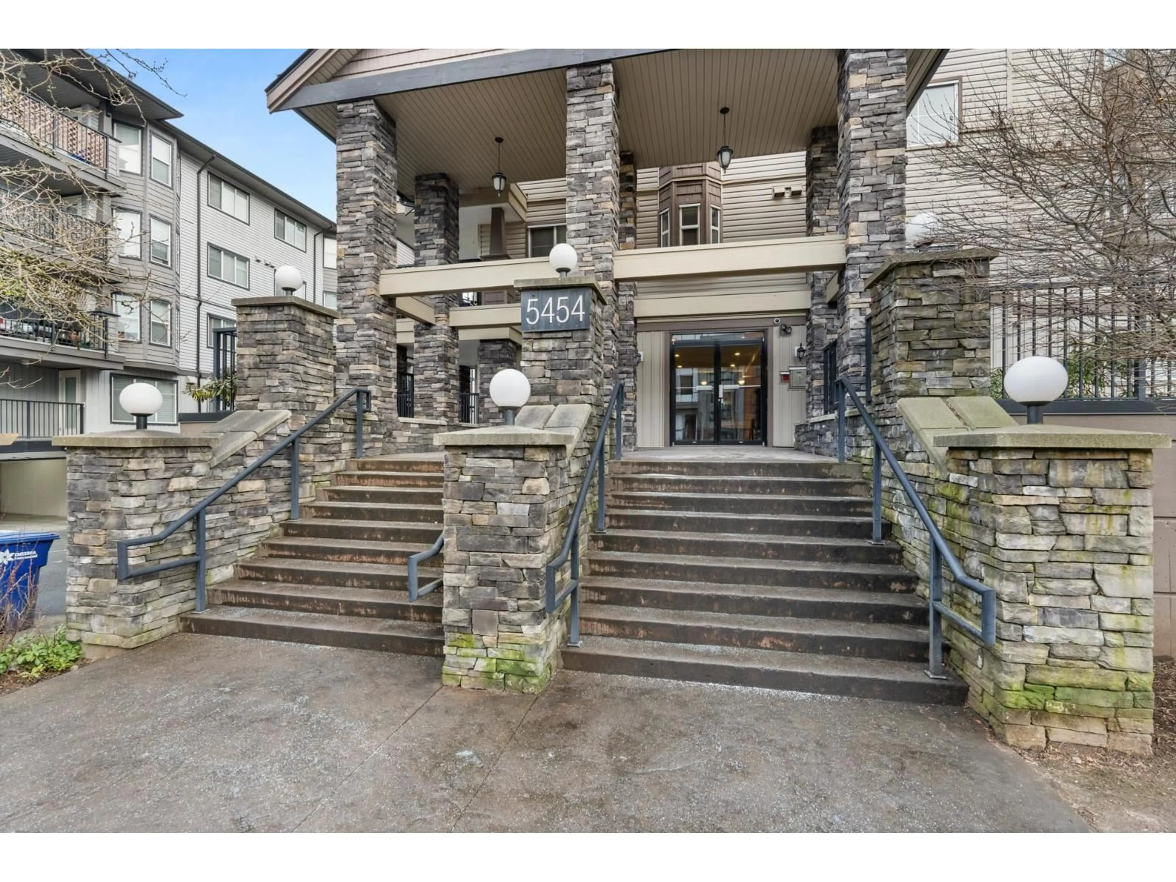 Indoor foyer for 204 - 5454 198 STREET, Langley British Columbia V3A1G2