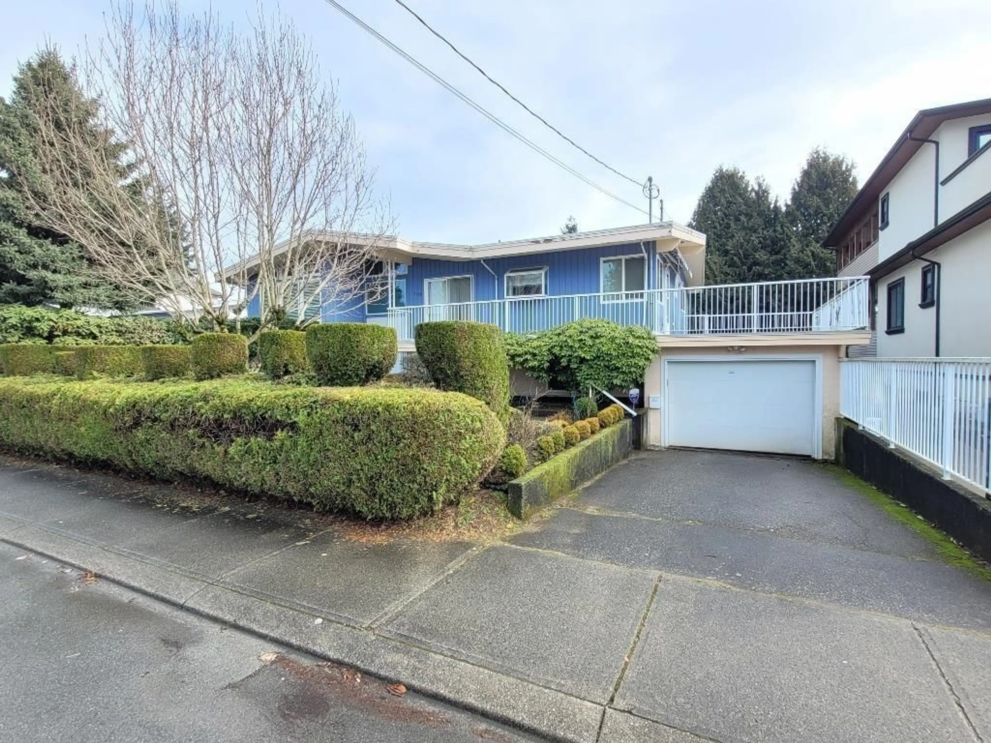 A pic from outside/outdoor area/front of a property/back of a property/a pic from drone, street for 2126 MEADOWS STREET, Abbotsford British Columbia V2T3A6