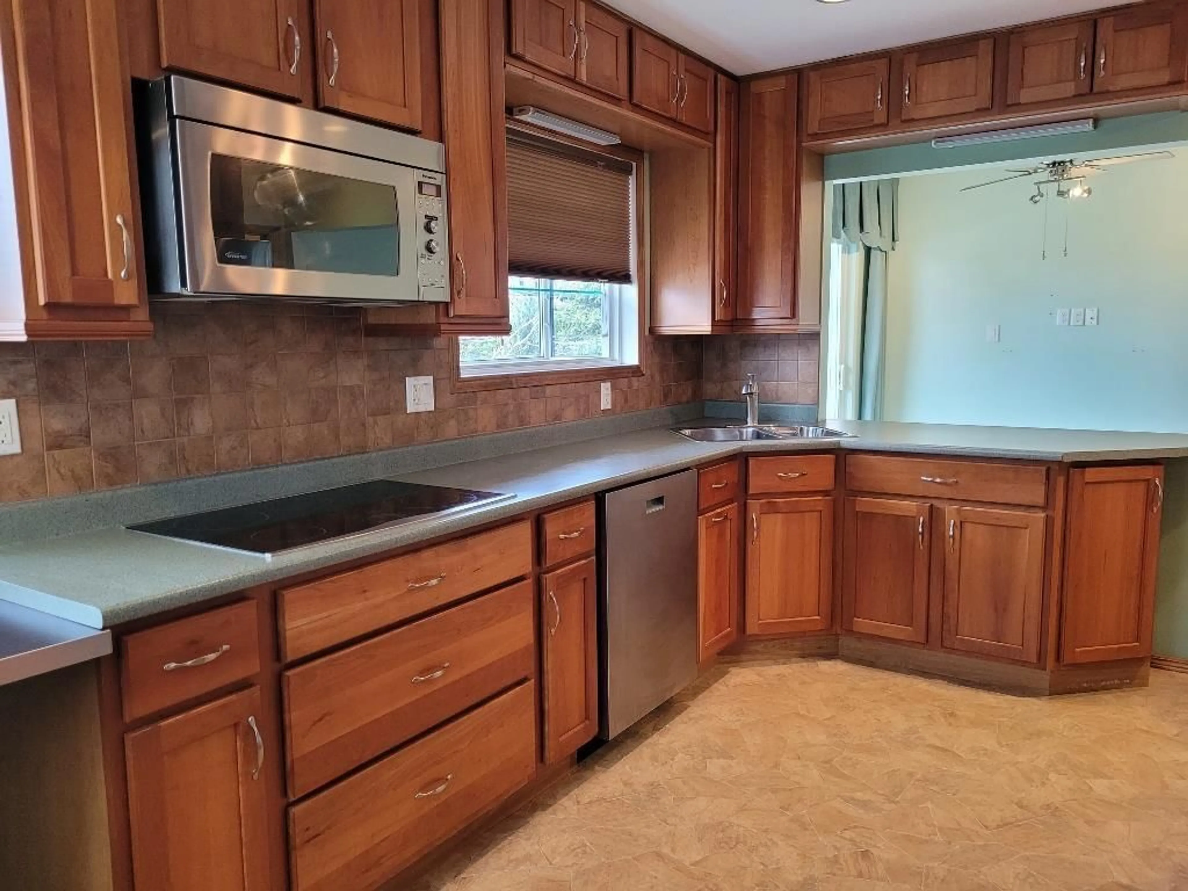 Standard kitchen, ceramic/tile floor for 2126 MEADOWS STREET, Abbotsford British Columbia V2T3A6