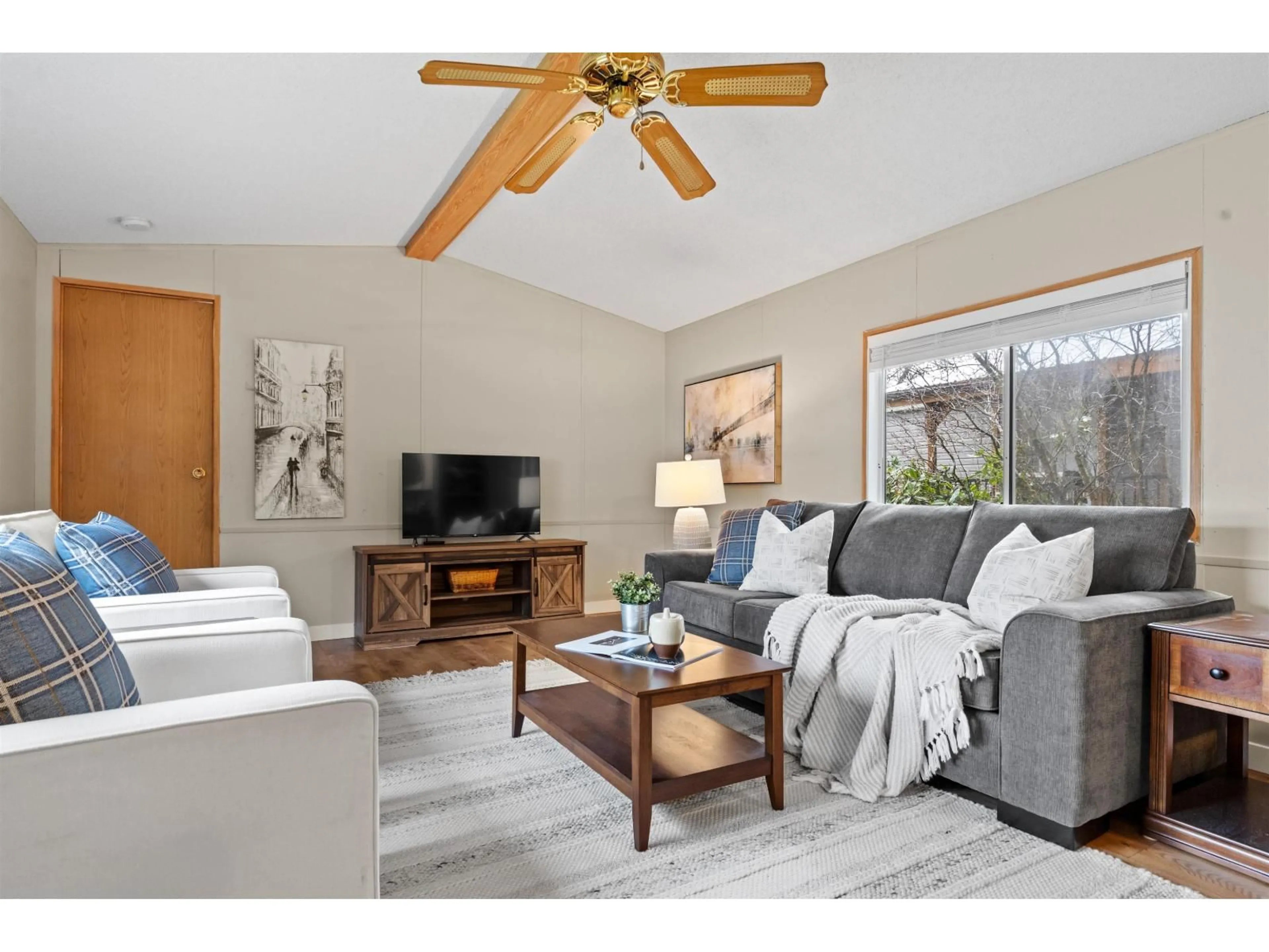 Living room with furniture, unknown for 216 - 45835 SLEEPY HOLLOW ROAD, Cultus Lake British Columbia V2R5A7