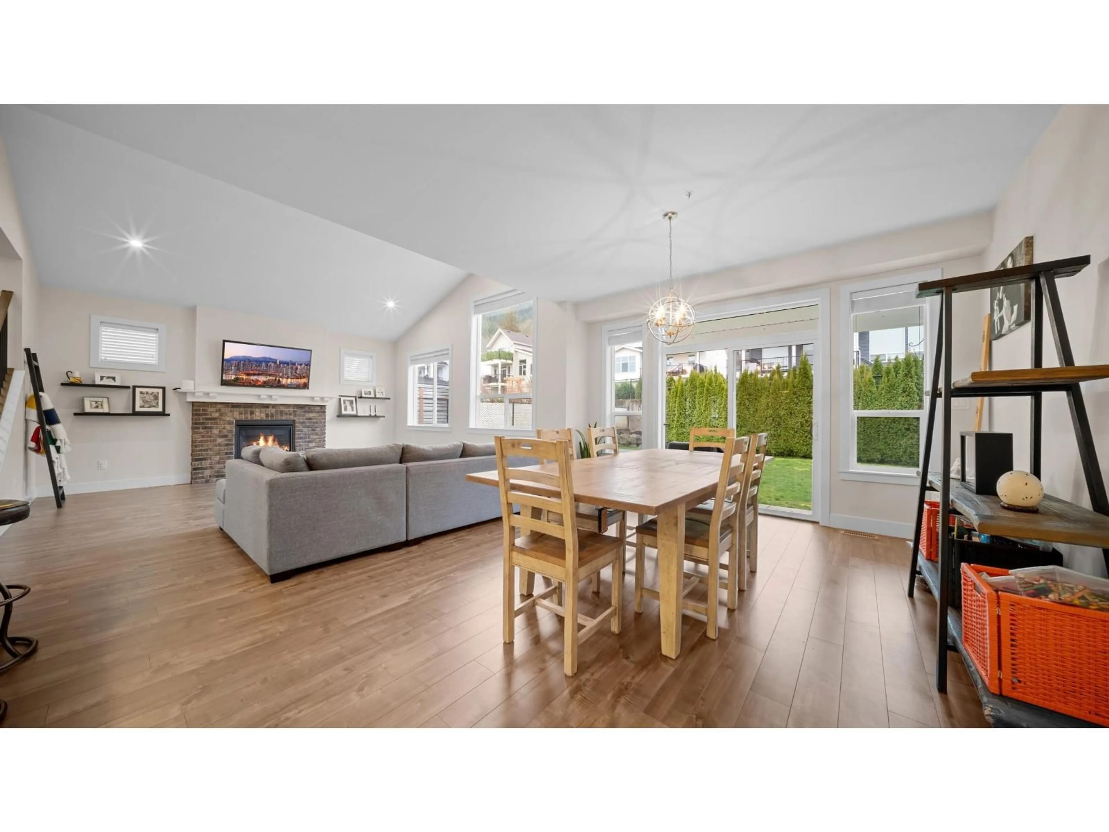 Open concept kitchen, wood/laminate floor for 50300 KENSINGTON DRIVE, Chilliwack British Columbia V4Z0C4