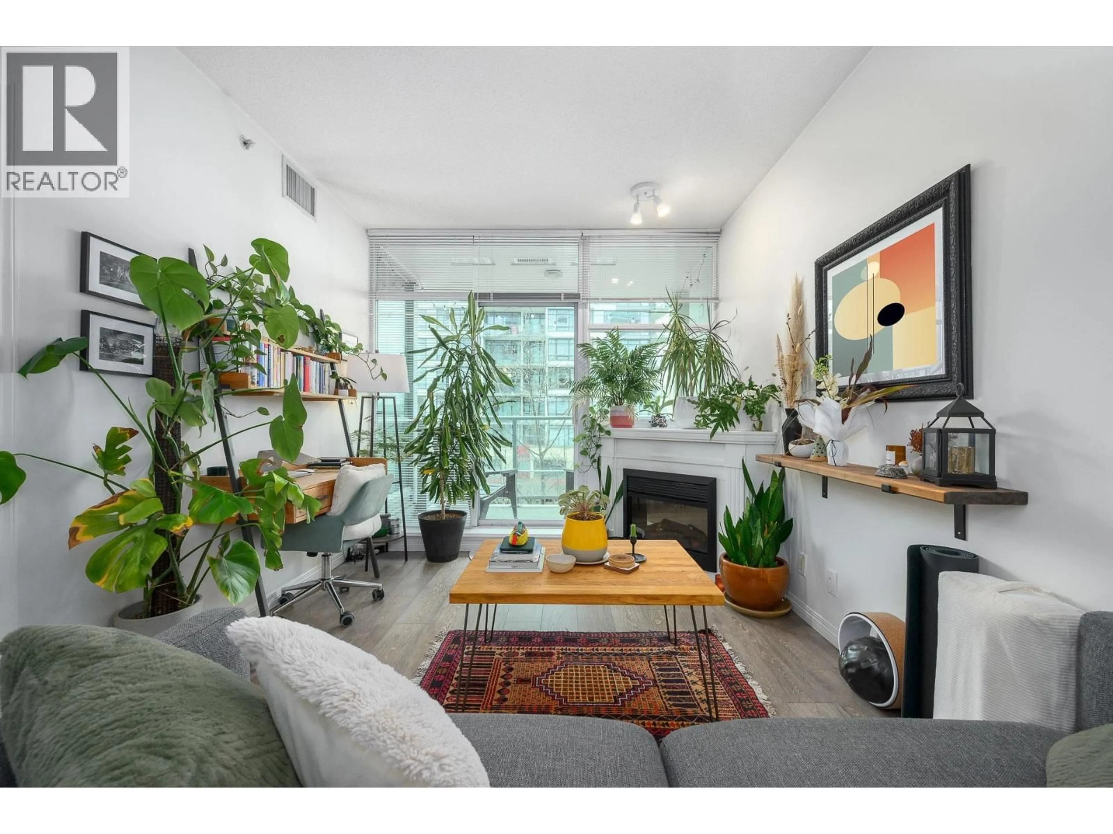 Living room with furniture, unknown for 405 - 168 ESPLANADE, North Vancouver British Columbia V7L4X8