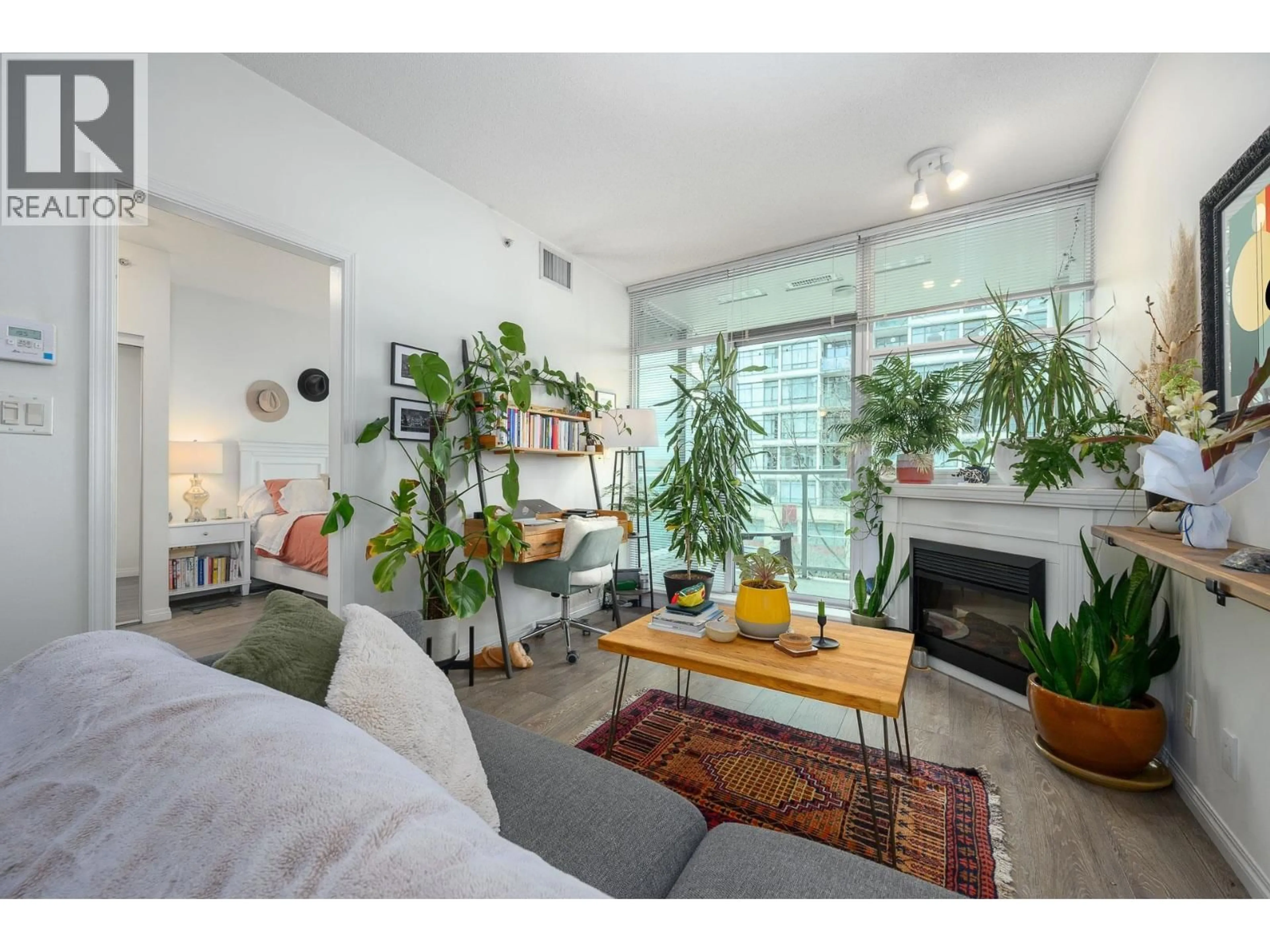 Living room with furniture, unknown for 405 - 168 ESPLANADE, North Vancouver British Columbia V7L4X8