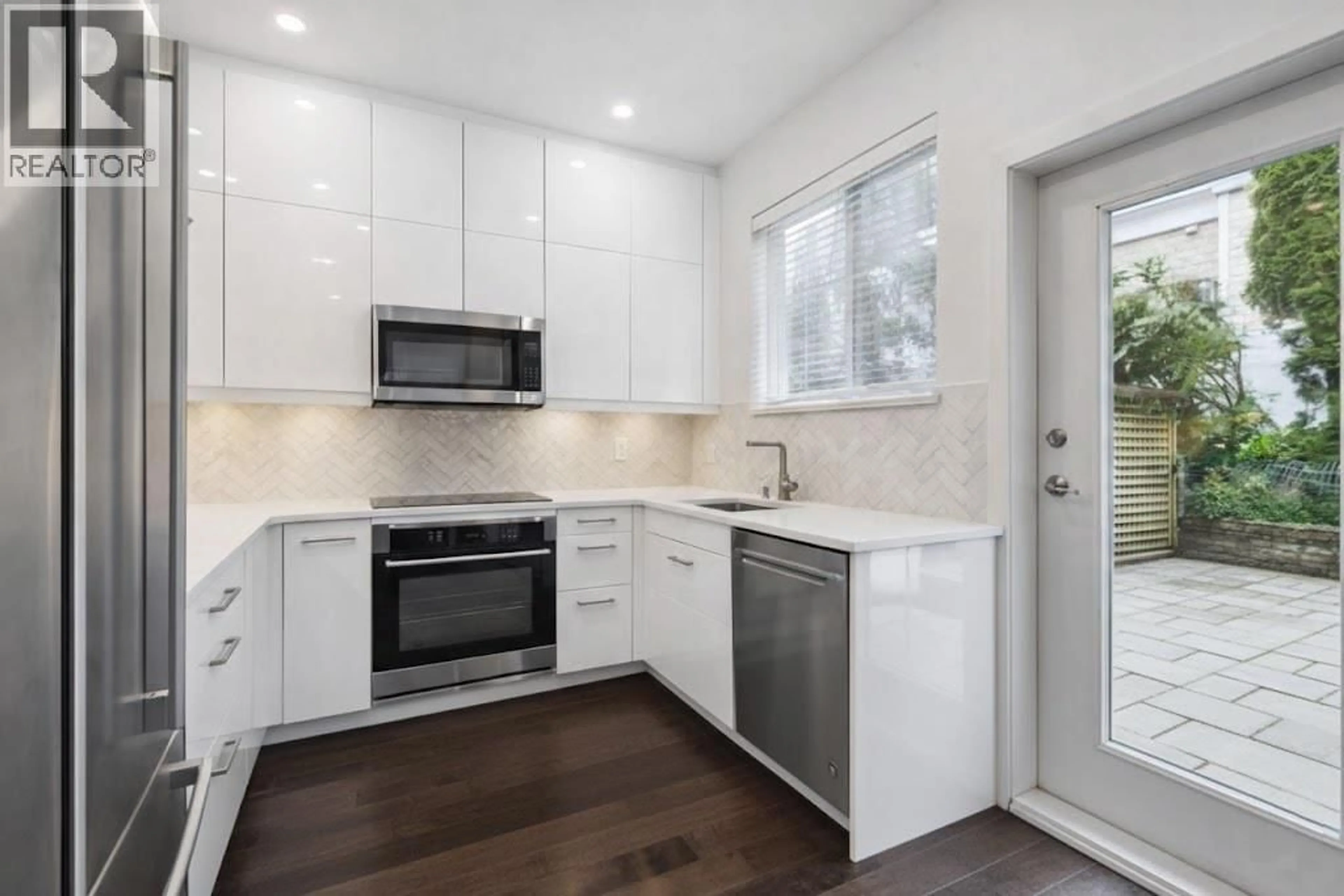 Open concept kitchen, unknown for 158 22ND STREET, North Vancouver British Columbia V7M1Z9
