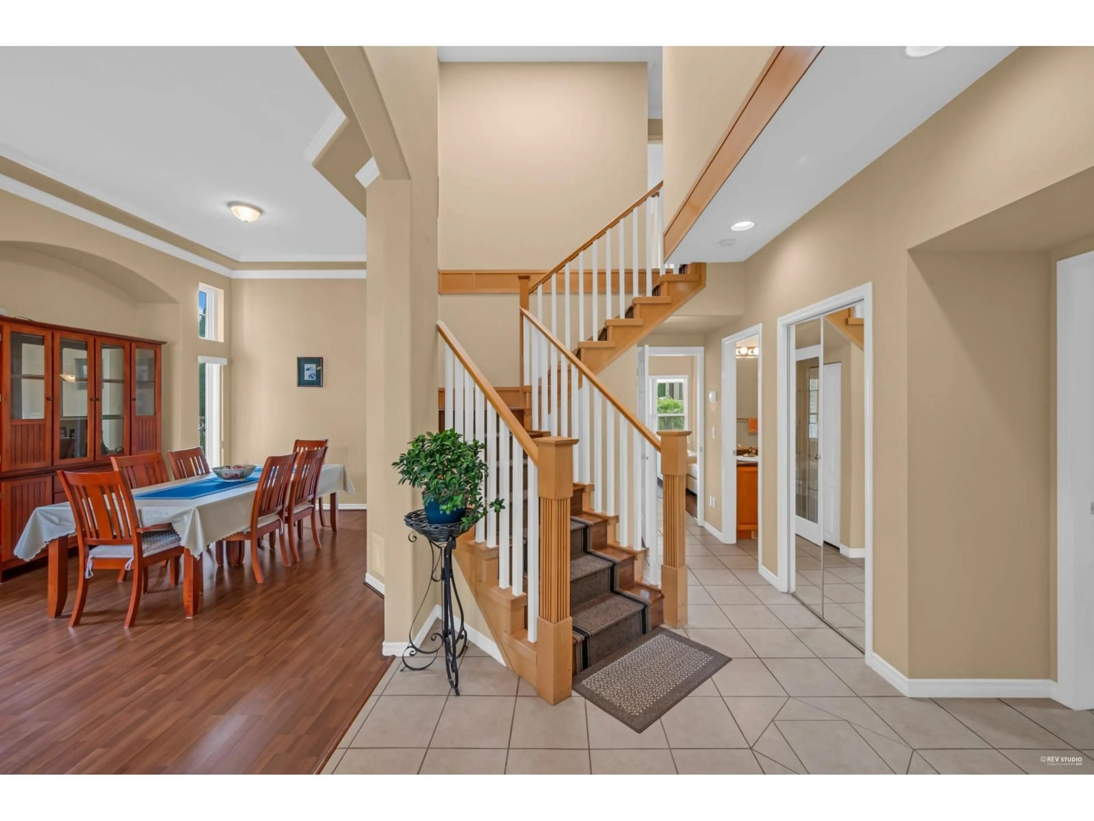 Indoor foyer for 15438 112 AVENUE, Surrey British Columbia V3R6H1