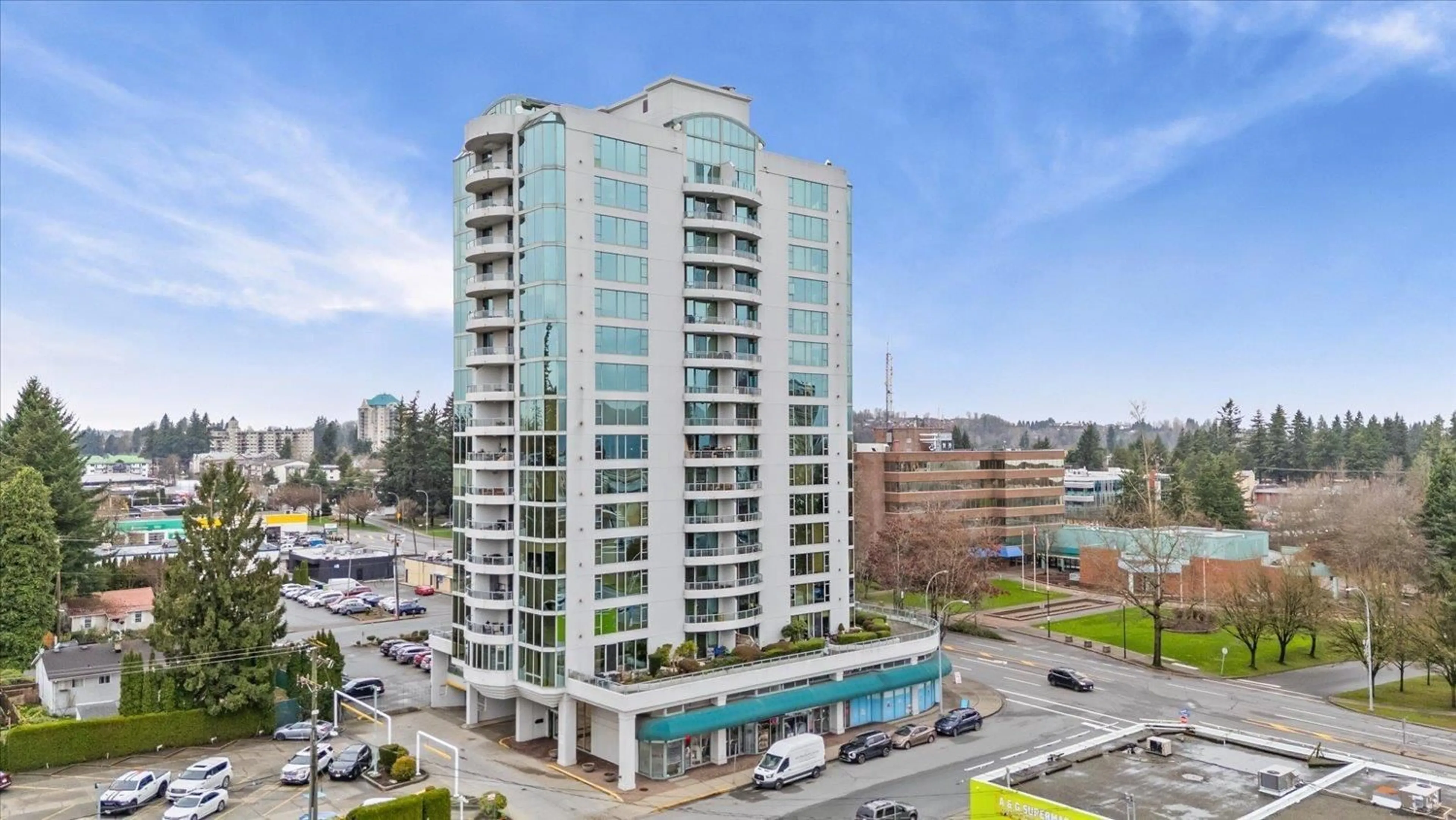 A pic from outside/outdoor area/front of a property/back of a property/a pic from drone, building for 504 - 32330 SOUTH FRASER WAY, Abbotsford British Columbia V2T1X1