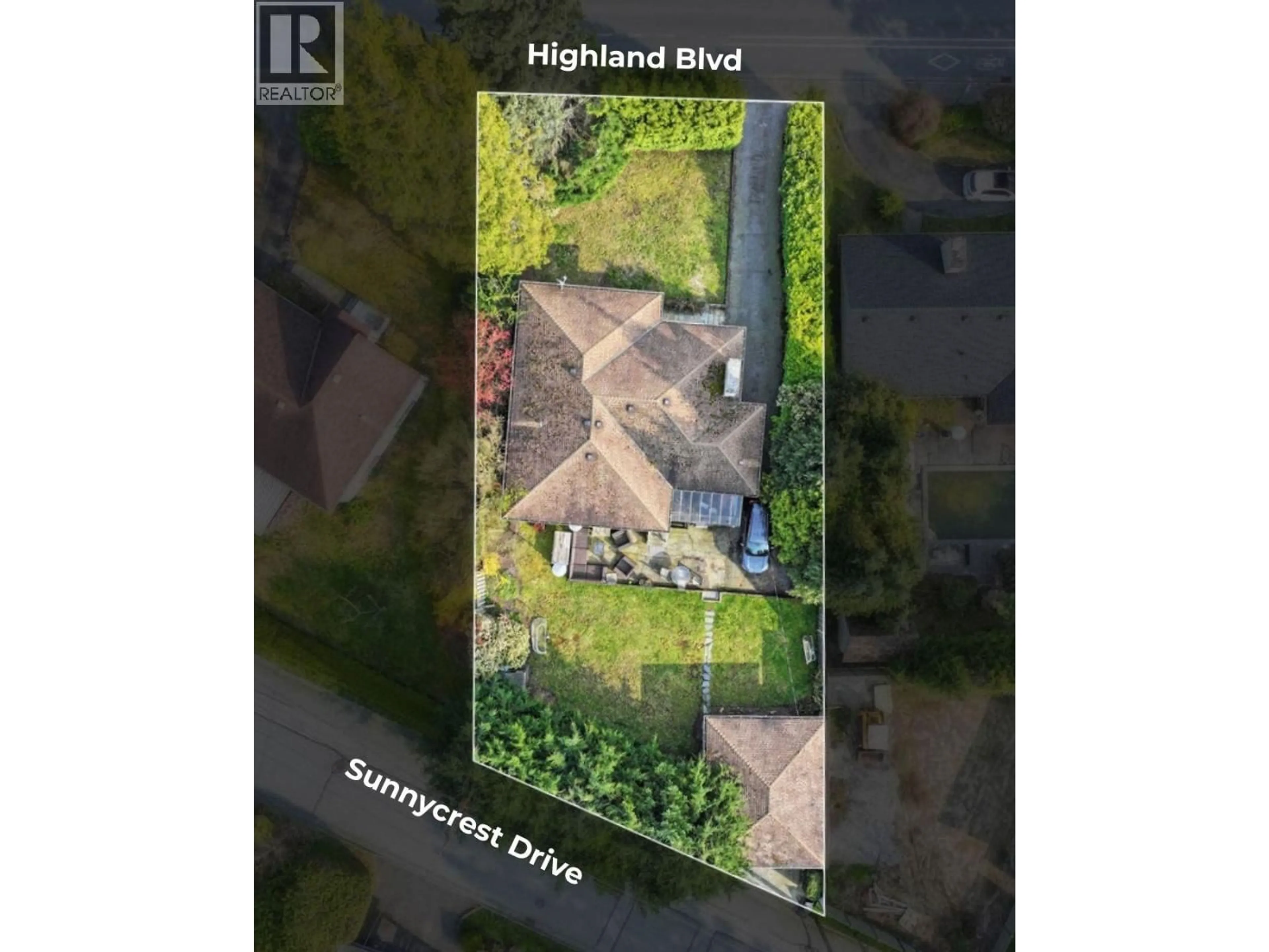 A pic from outside/outdoor area/front of a property/back of a property/a pic from drone, street for 3955 HIGHLAND BOULEVARD, North Vancouver British Columbia V7R2Y7