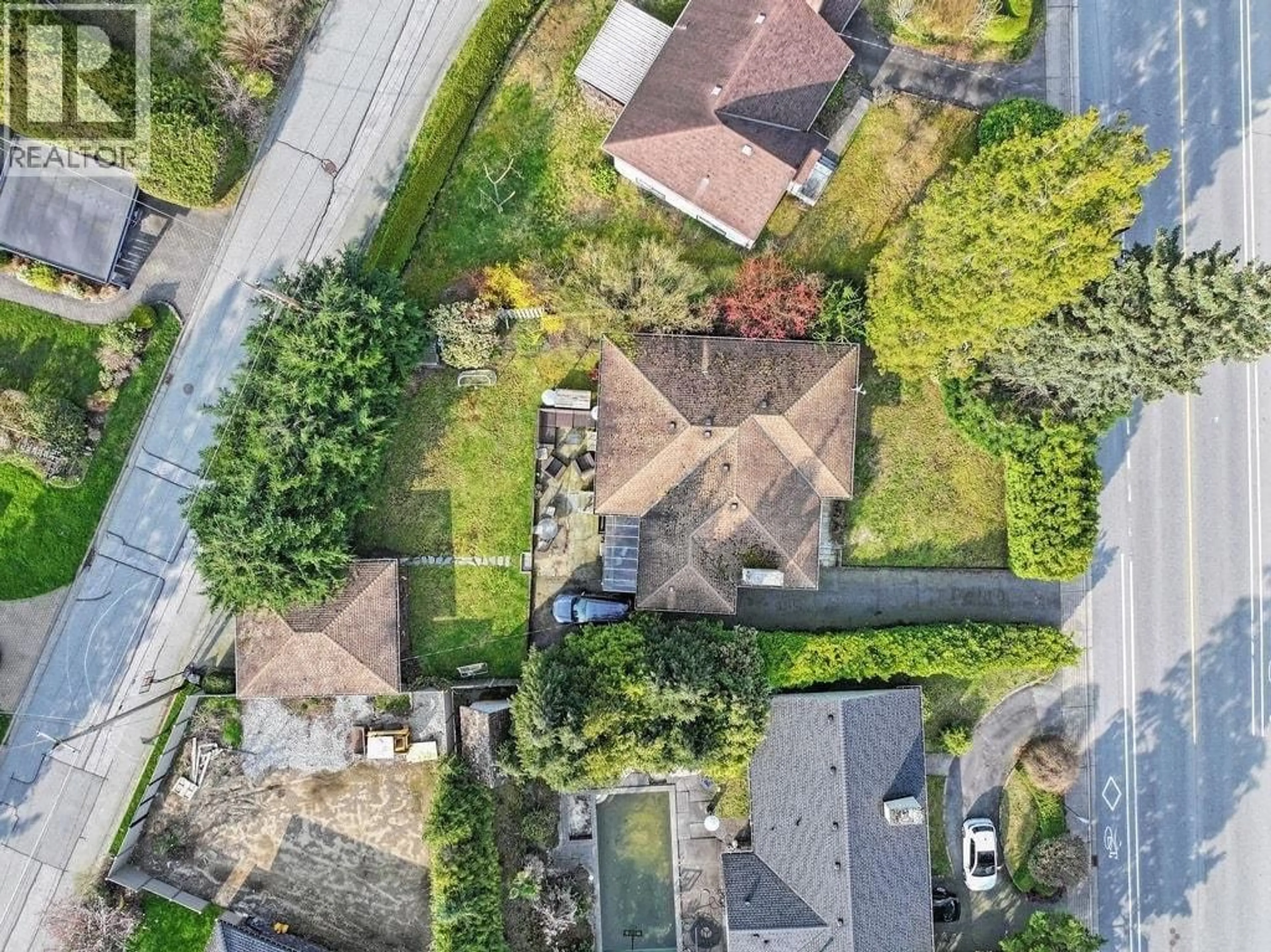 A pic from outside/outdoor area/front of a property/back of a property/a pic from drone, street for 3955 HIGHLAND BOULEVARD, North Vancouver British Columbia V7R2Y7