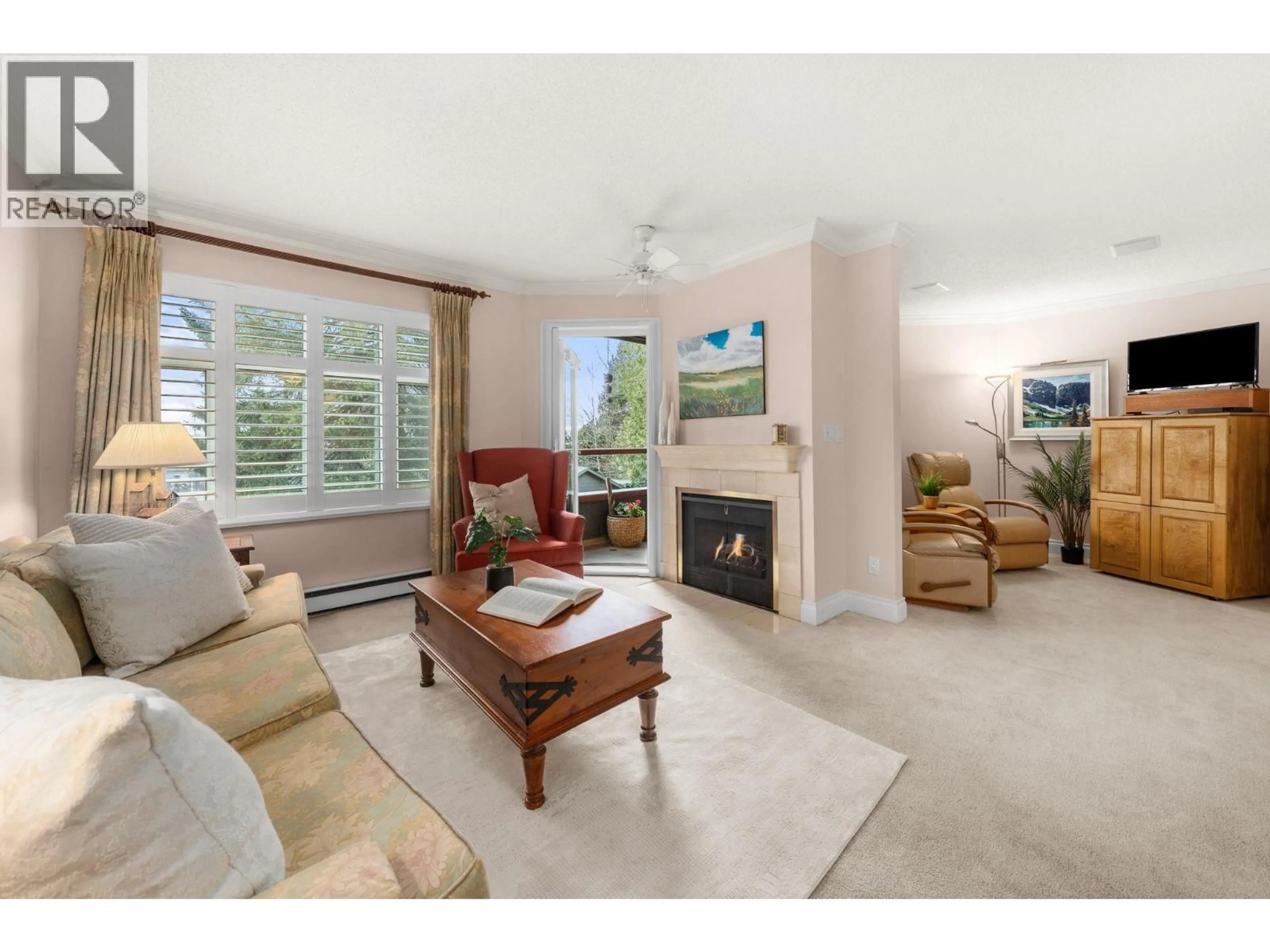 Living room with furniture, ceramic/tile floor for 212 - 2800 CHESTERFIELD AVENUE, North Vancouver British Columbia V7N4M1