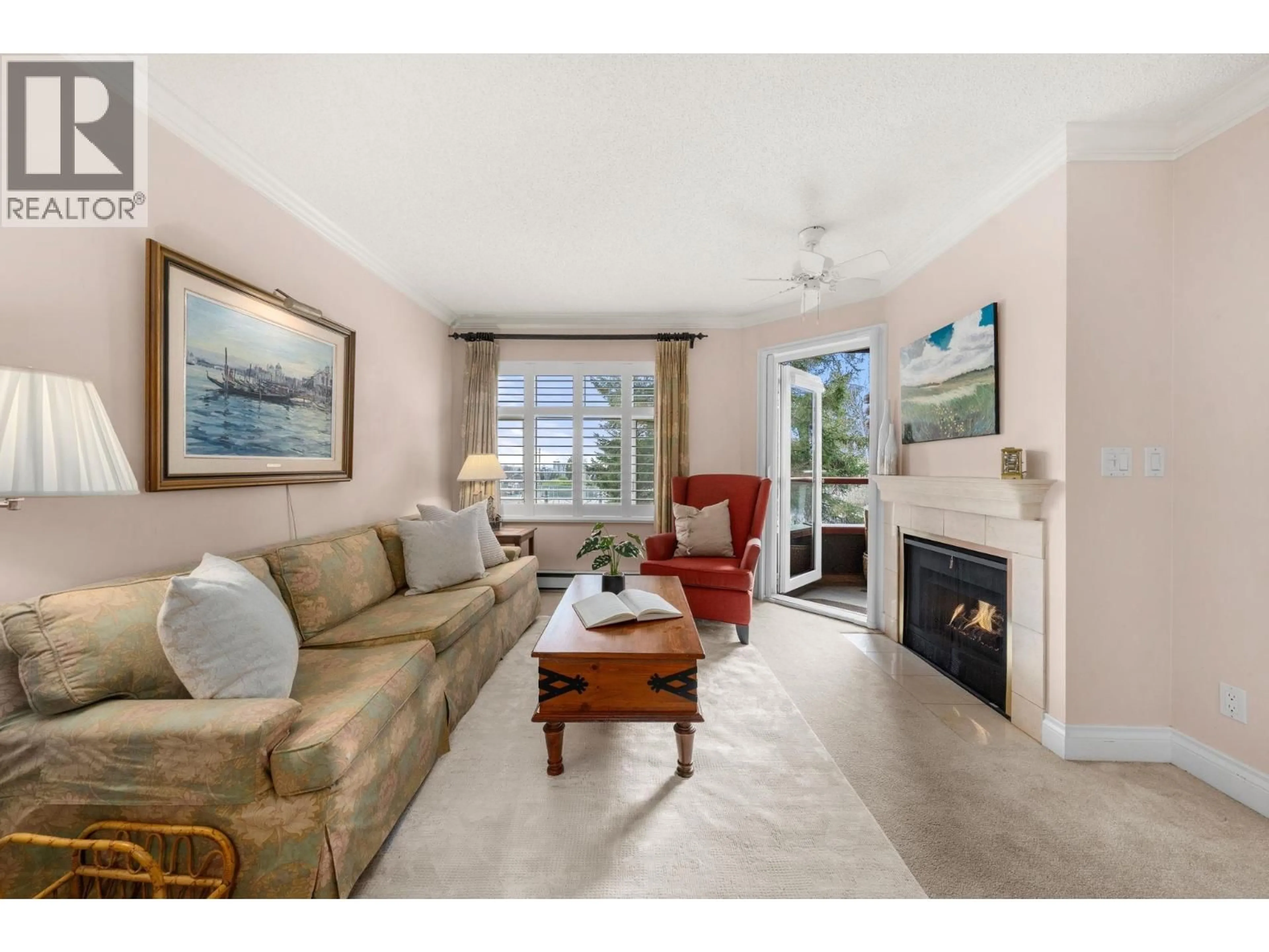 Living room with furniture, ceramic/tile floor for 212 - 2800 CHESTERFIELD AVENUE, North Vancouver British Columbia V7N4M1