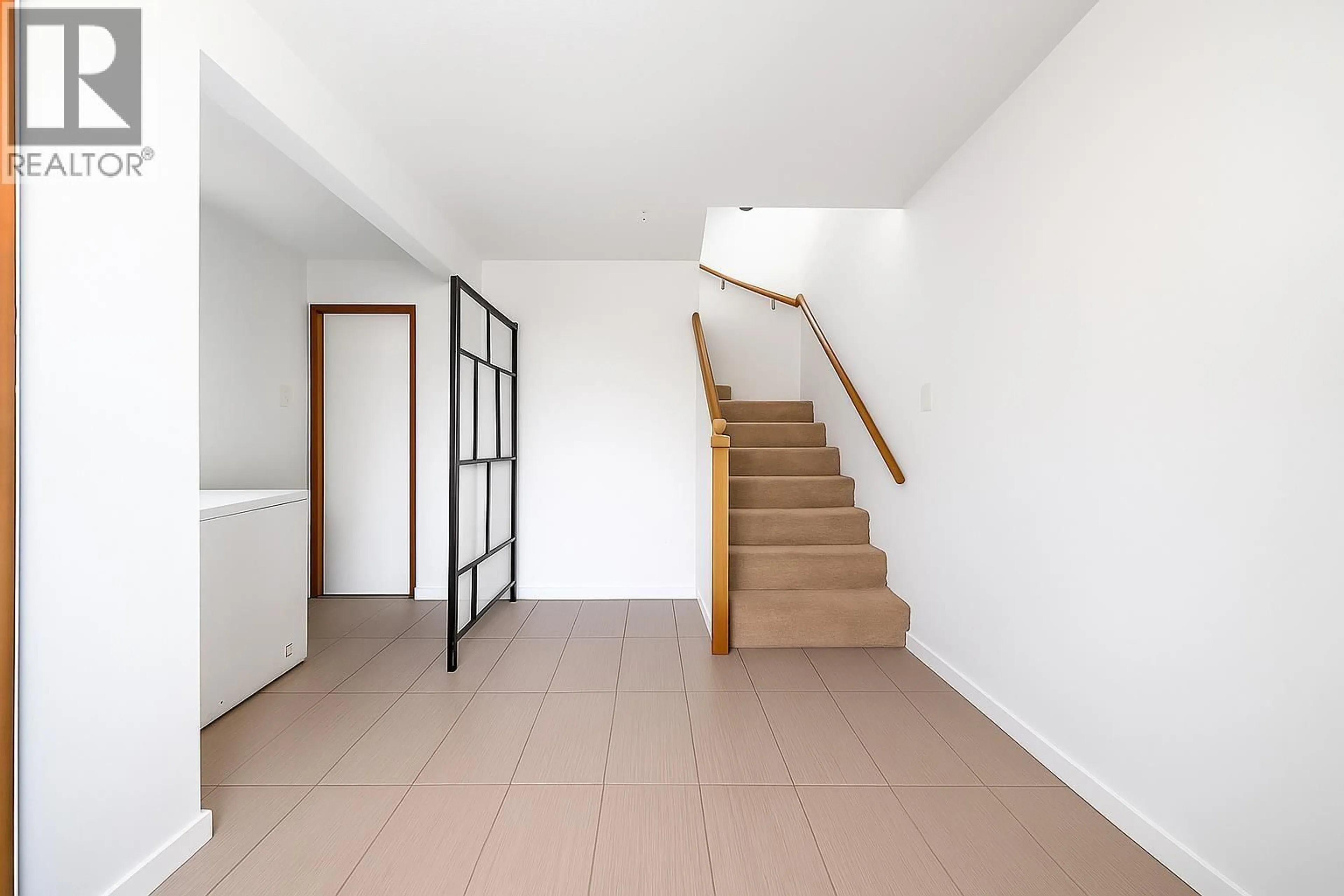 Indoor foyer for 3003 SUNNYHURST ROAD, North Vancouver British Columbia V7K2G4