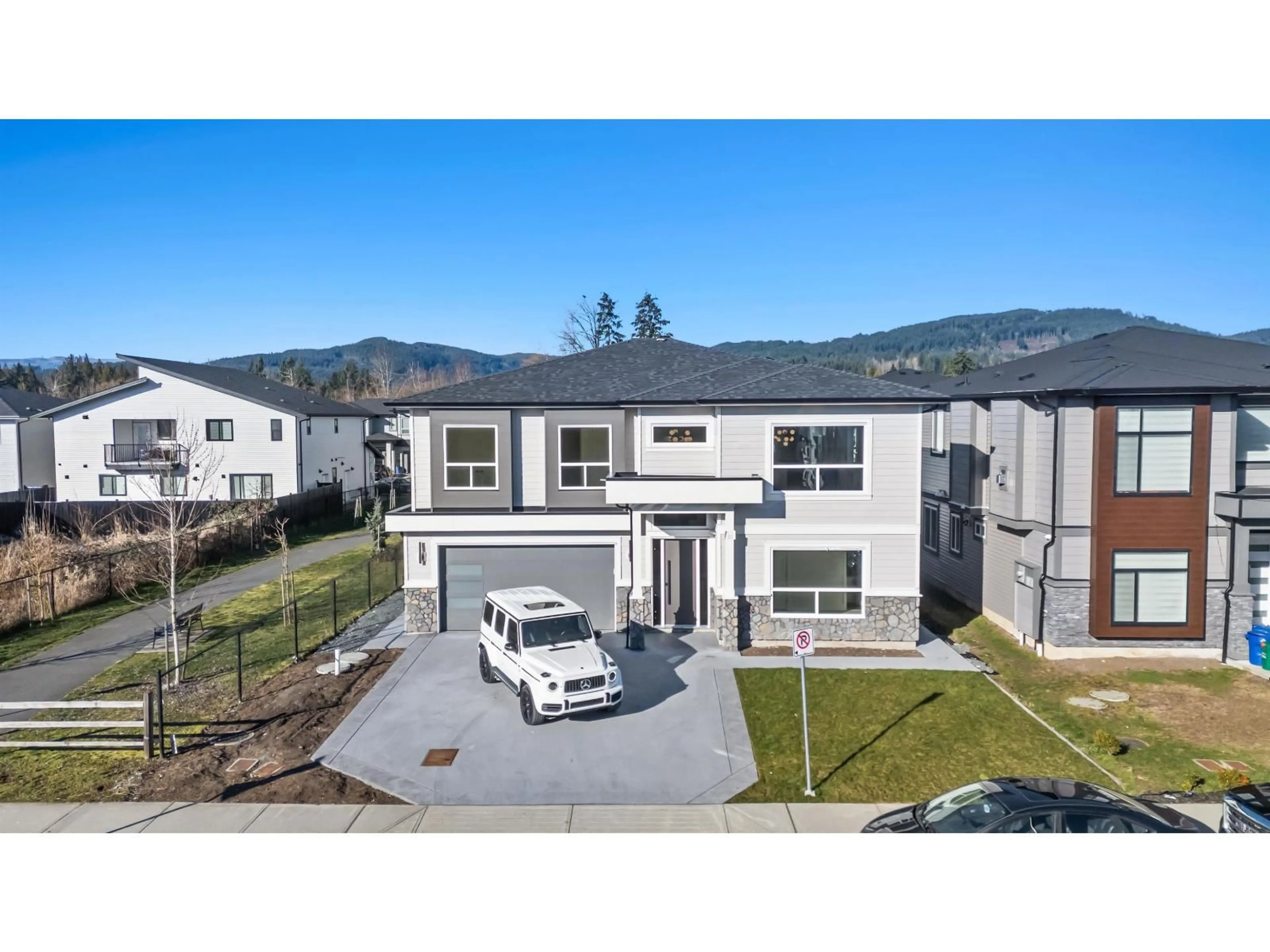 A pic from outside/outdoor area/front of a property/back of a property/a pic from drone, mountain view for 32713 CARTER AVENUE, Mission British Columbia V4S0E6