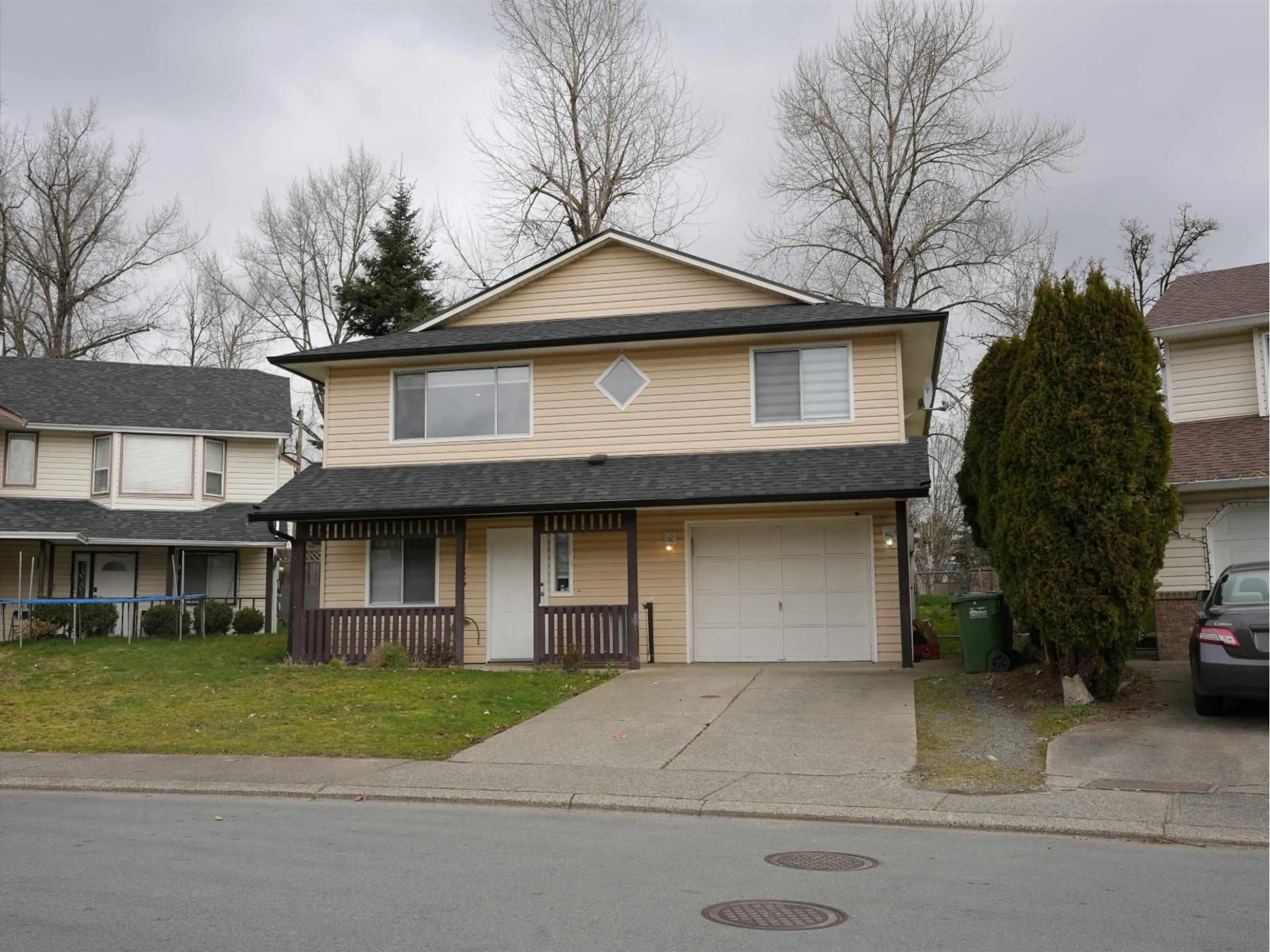 Home with vinyl exterior material, street for 2854 GARDNER COURT, Abbotsford British Columbia V2T5H9