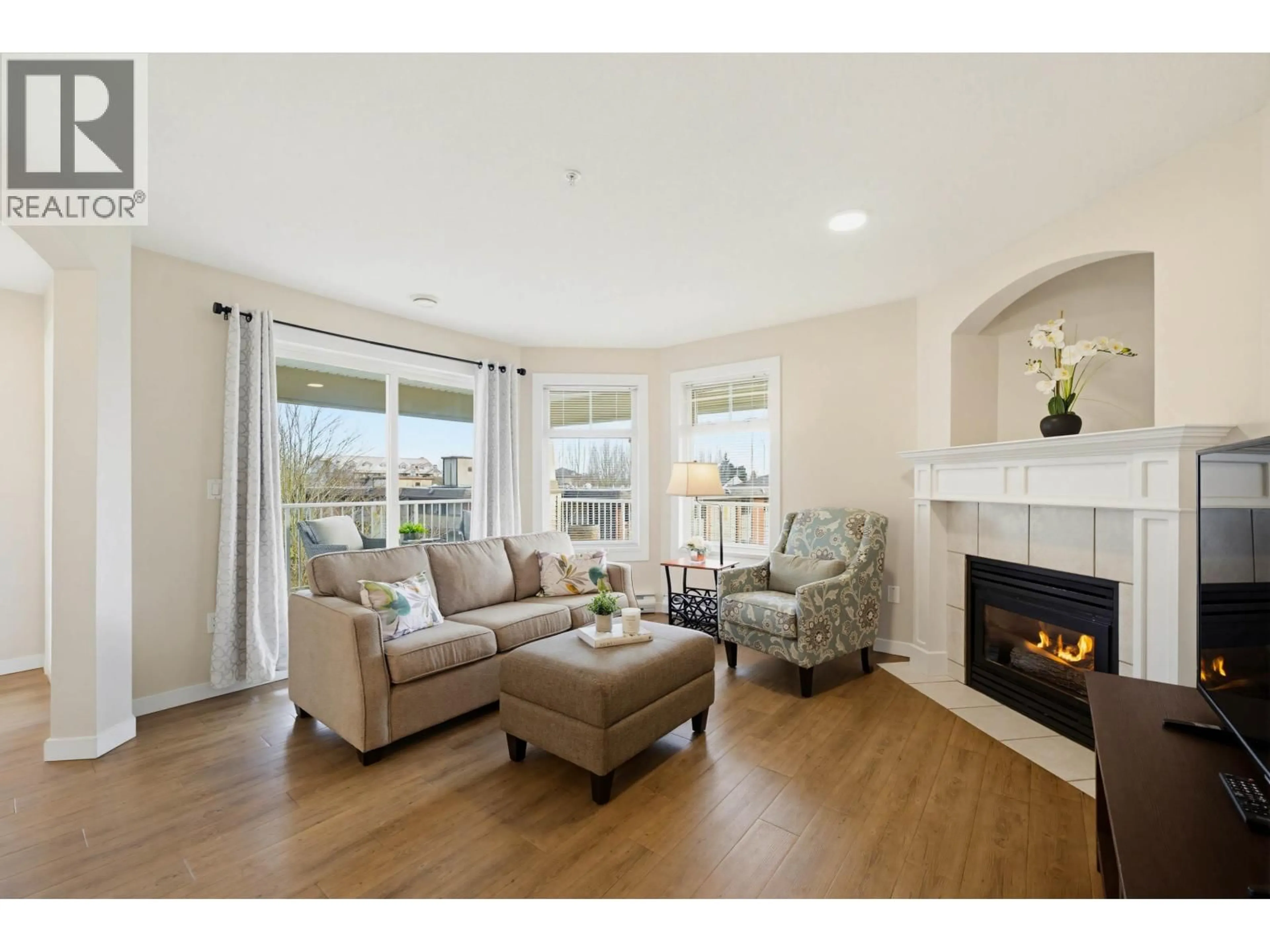 Living room with furniture, wood/laminate floor for 314 - 4770 52A STREET, Delta British Columbia V4K5B5