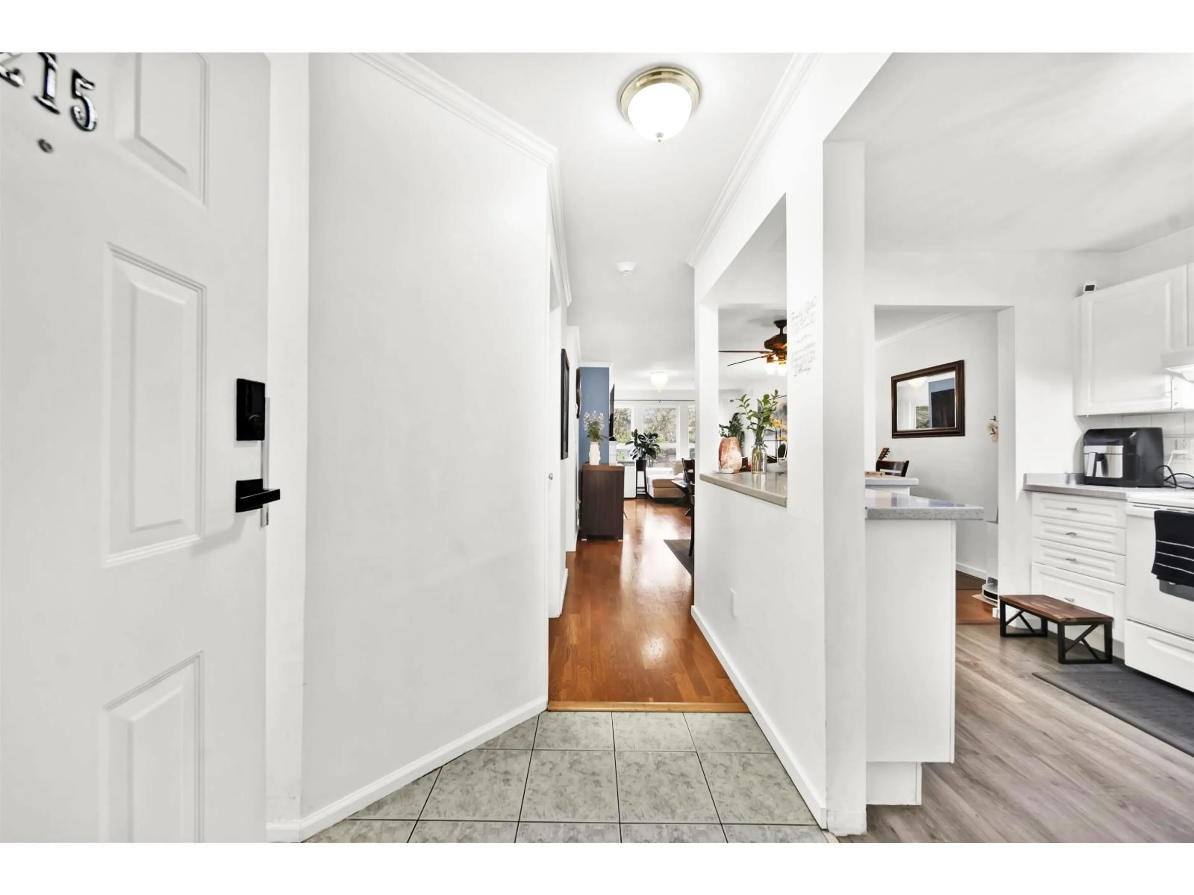 Indoor entryway for 215 - 9626 148 STREET, Surrey British Columbia V3R0W2