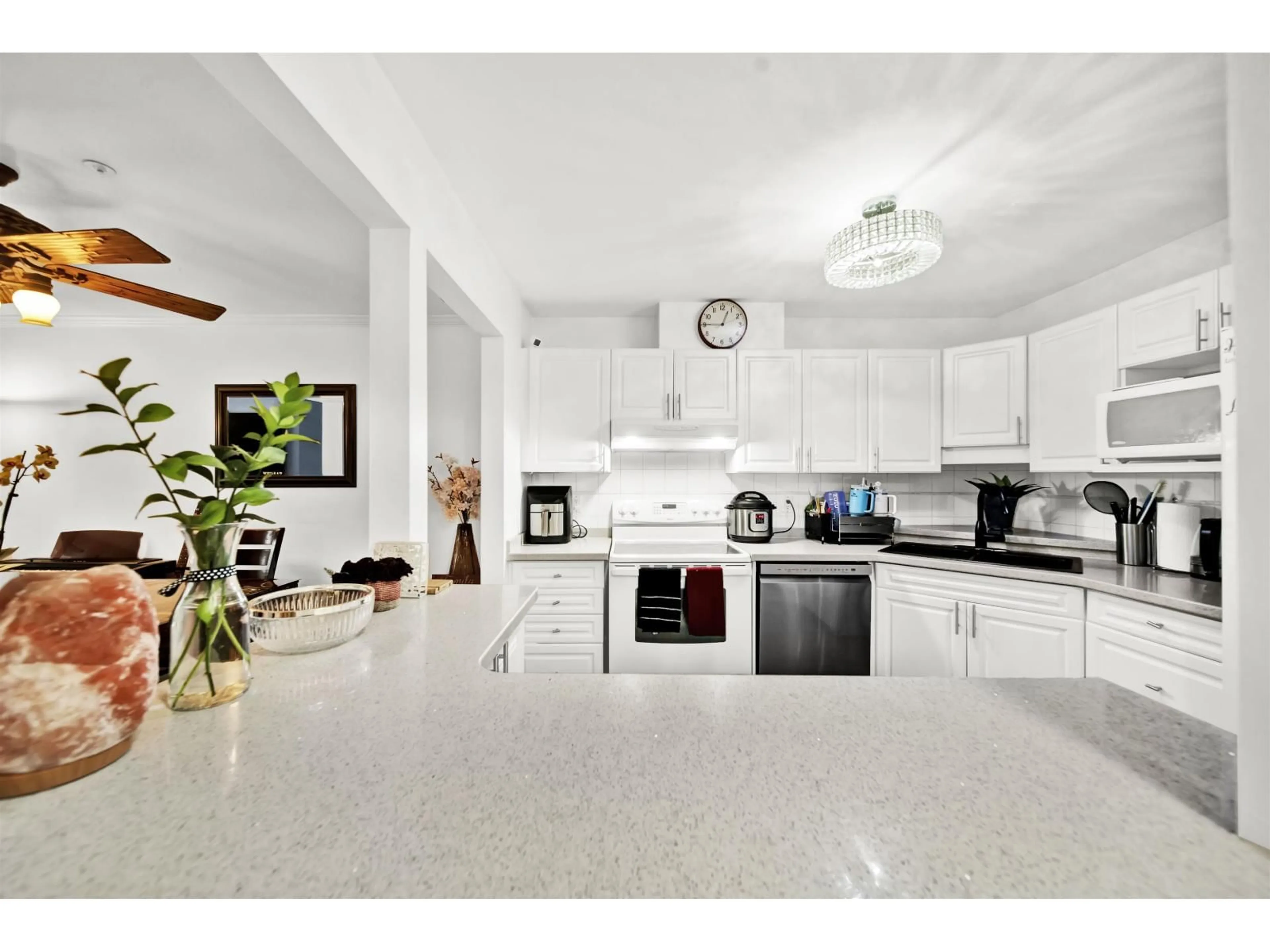 Open concept kitchen, ceramic/tile floor for 215 - 9626 148 STREET, Surrey British Columbia V3R0W2