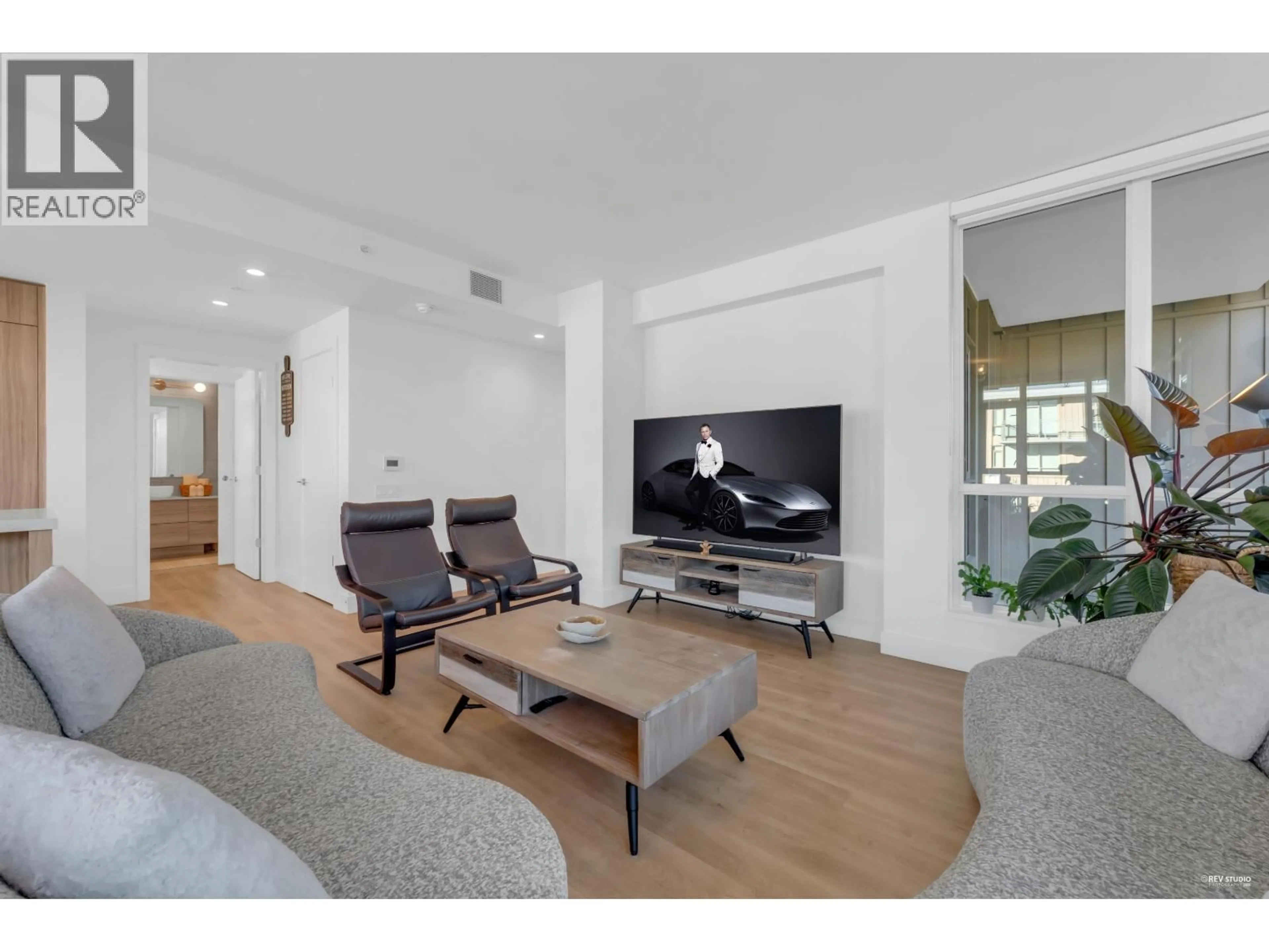 Living room with furniture, unknown for 1101 - 2325 EMERY COURT, North Vancouver British Columbia V7J0E8