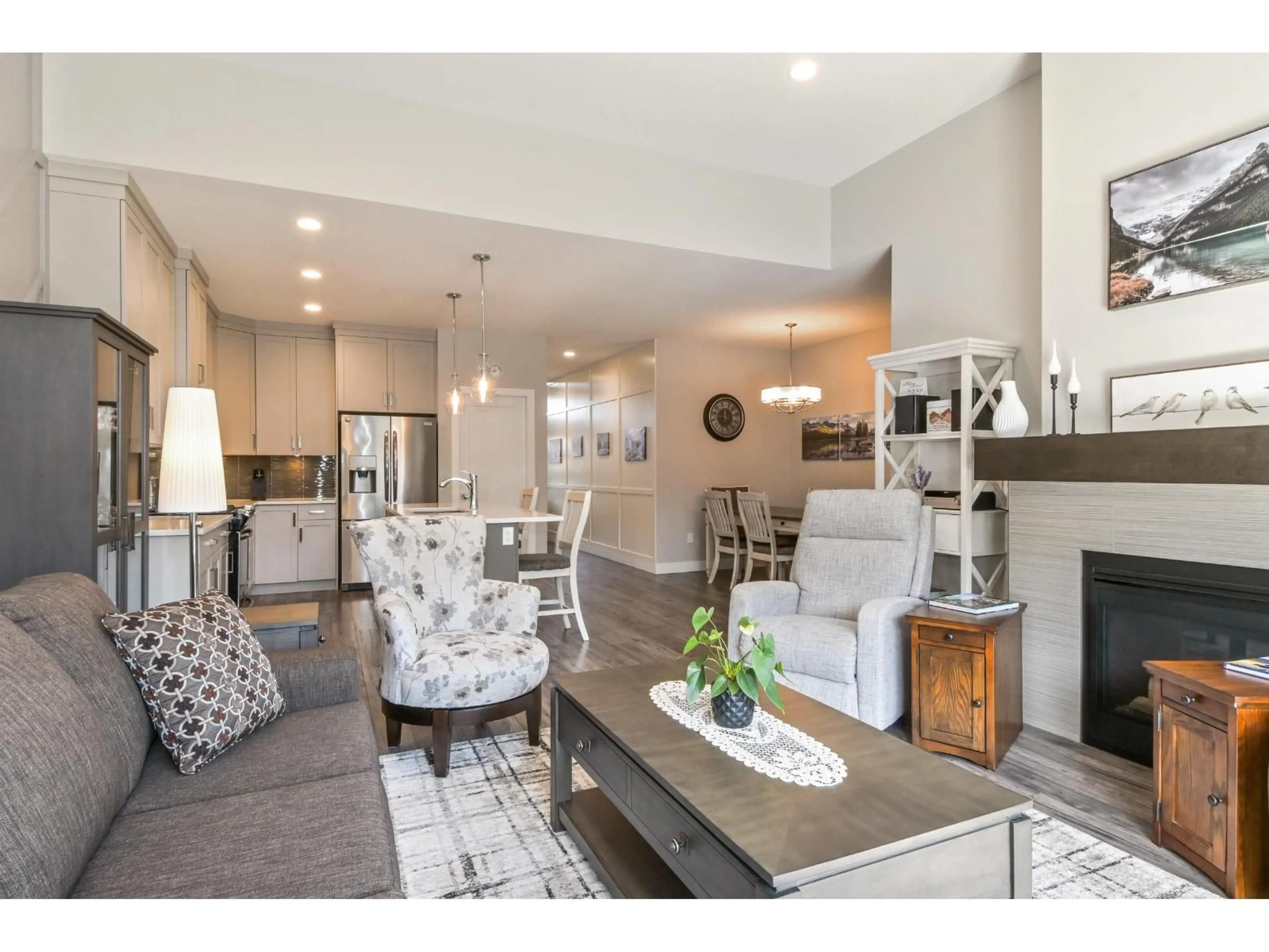 Living room with furniture, wood/laminate floor for 64 - 46110 THOMAS ROAD, Chilliwack British Columbia V2R2R4