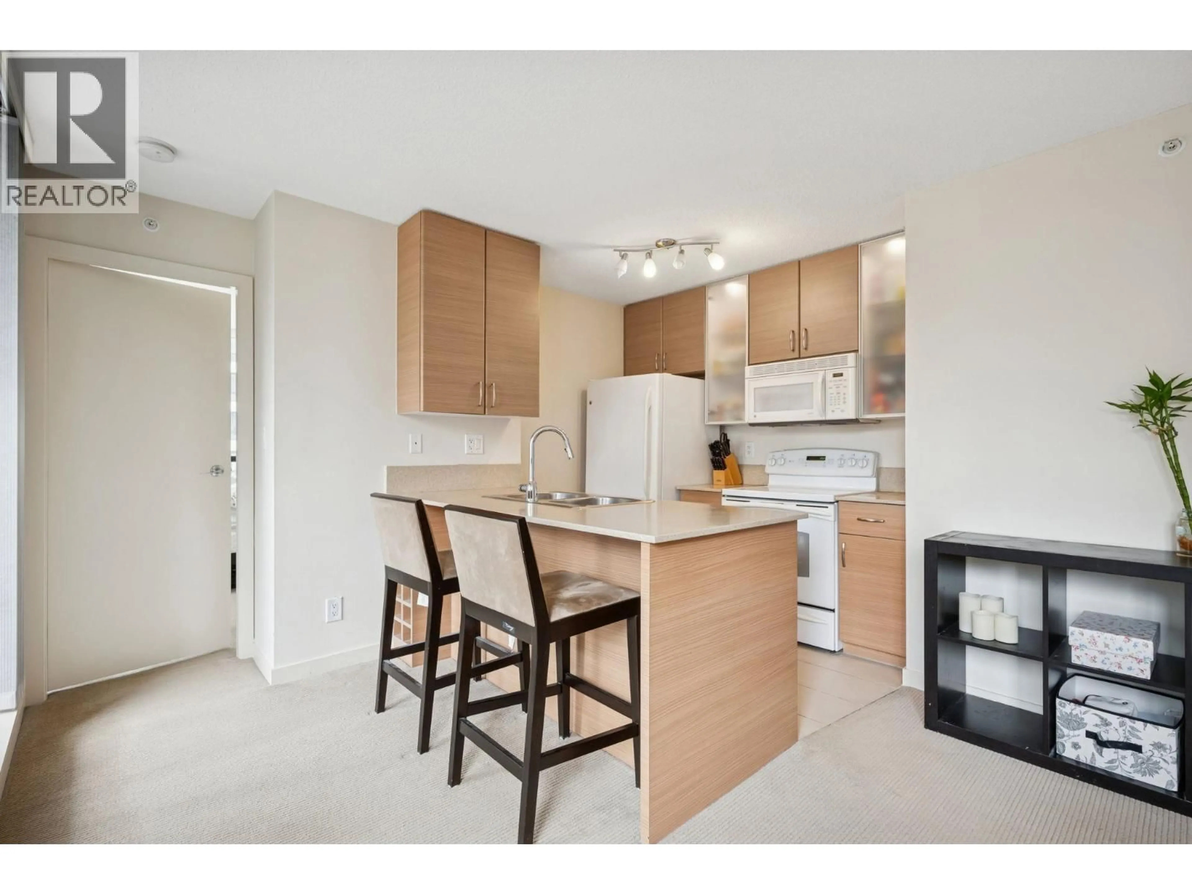 Standard kitchen, unknown for 502 - 977 MAINLAND STREET, Vancouver British Columbia V6B1T2