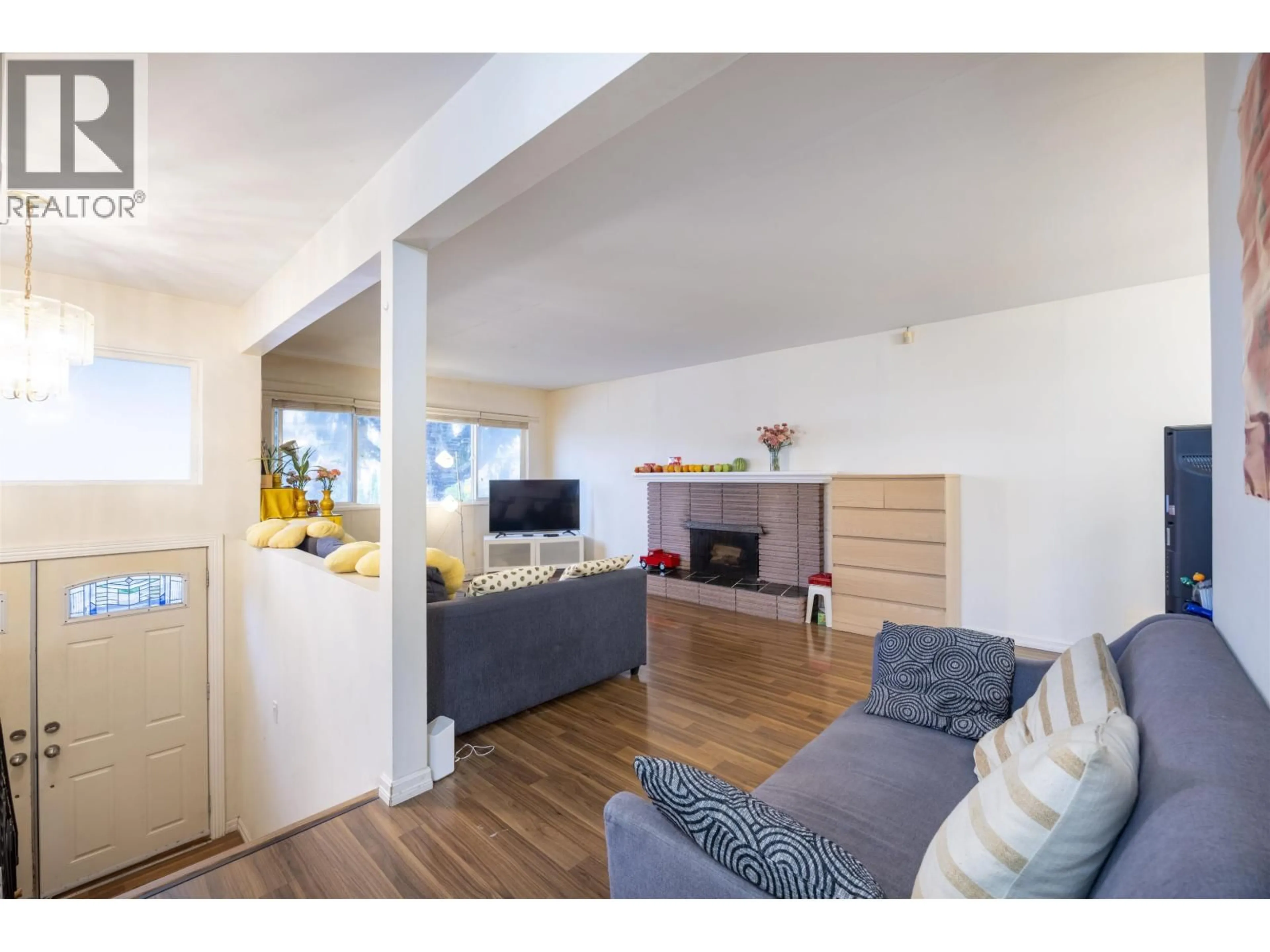 Living room with furniture, wood/laminate floor for 675 DUNCAN AVENUE, Burnaby British Columbia V5B4M1