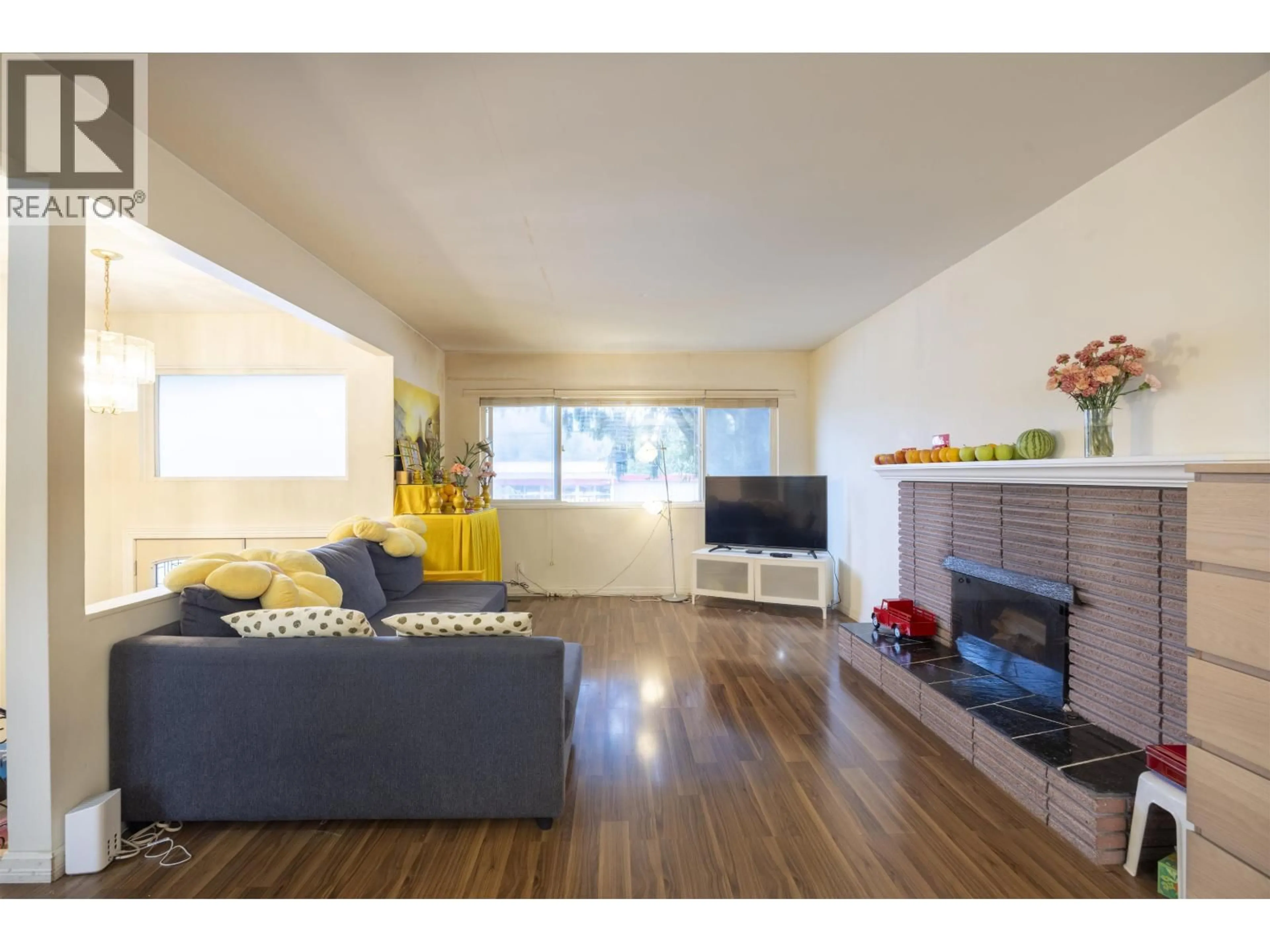 Living room with furniture, wood/laminate floor for 675 DUNCAN AVENUE, Burnaby British Columbia V5B4M1