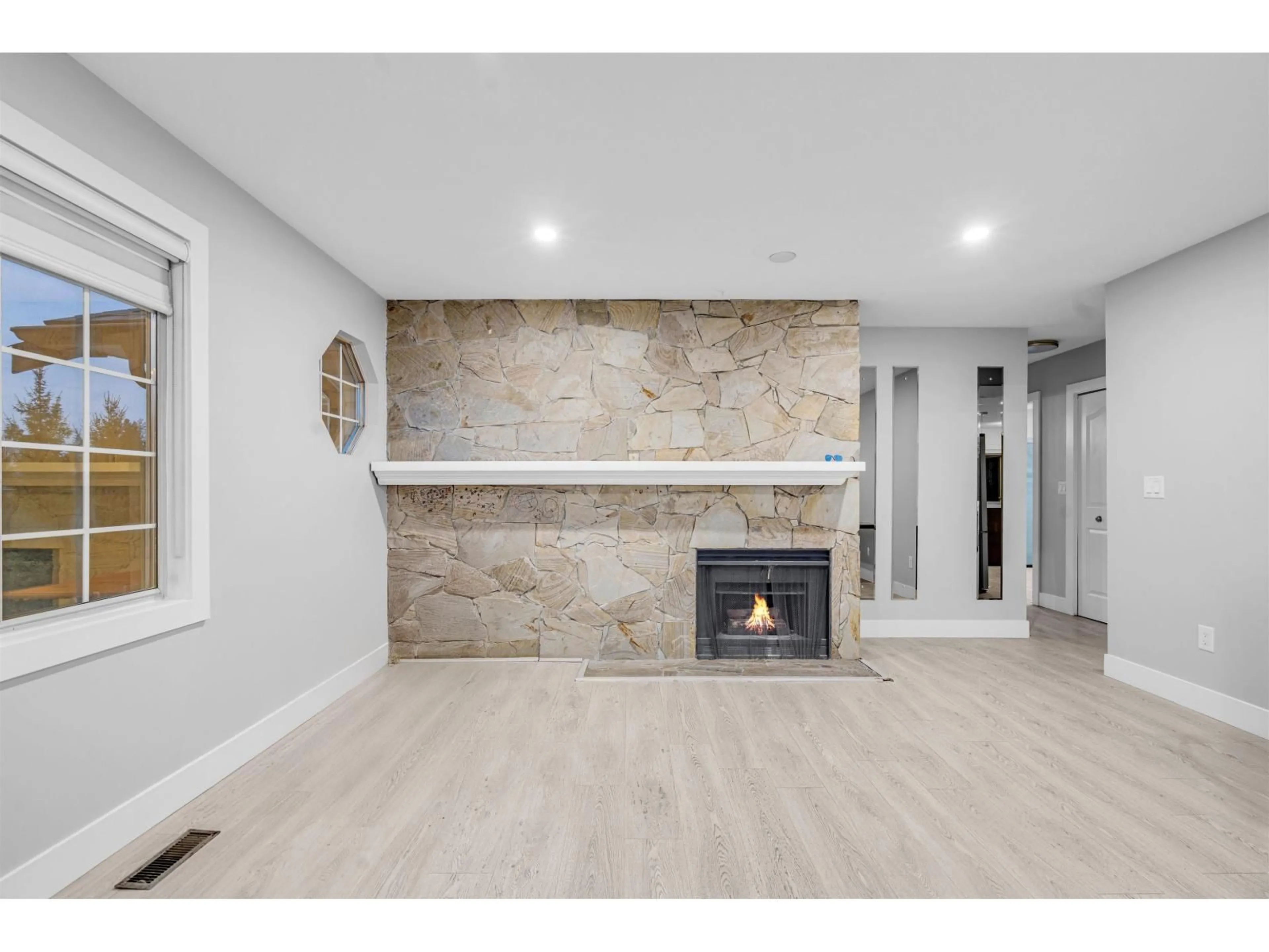 Unknown for 15335 111 AVENUE, Surrey British Columbia V3R9H7