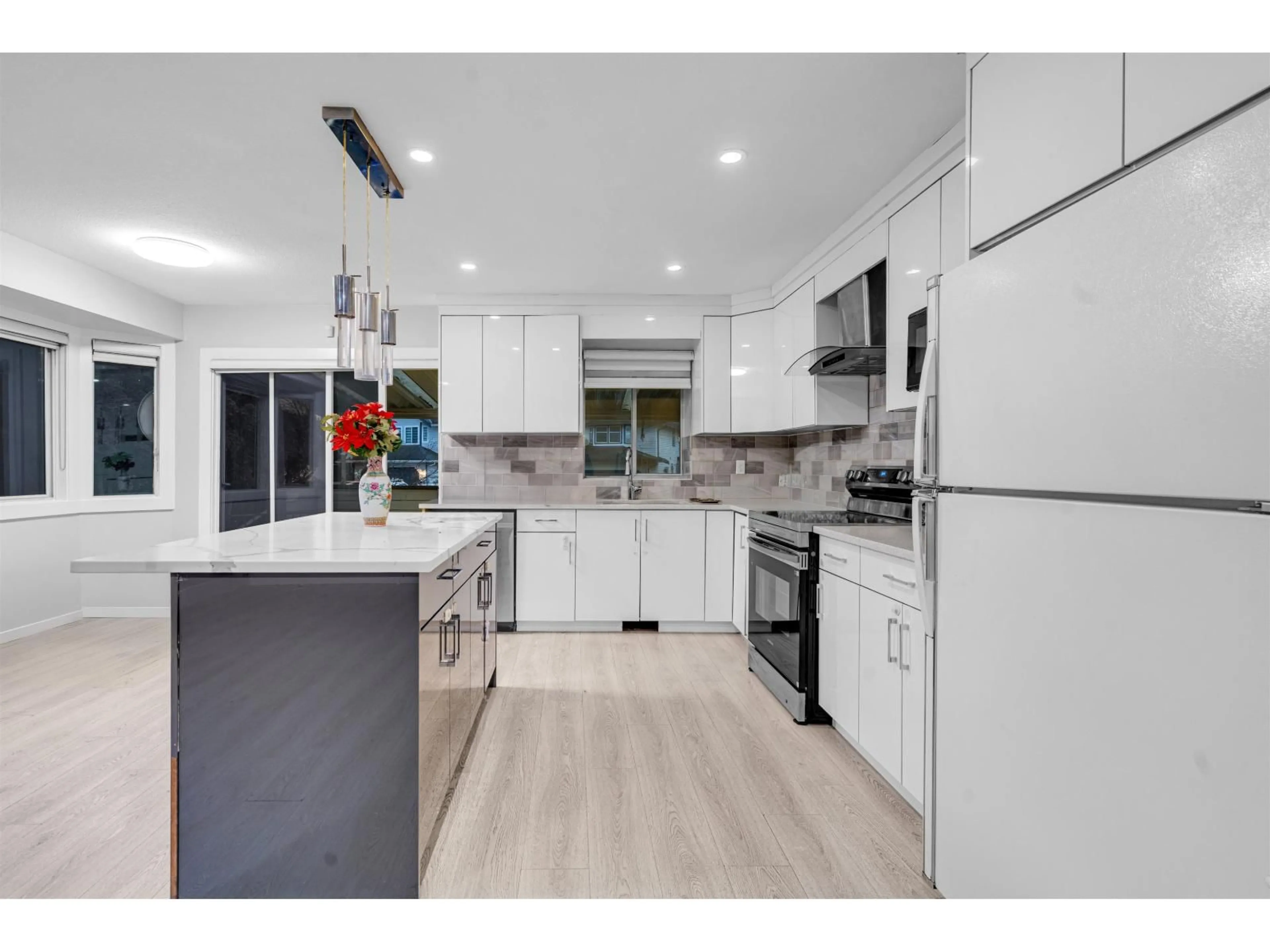 Open concept kitchen, ceramic/tile floor for 15335 111 AVENUE, Surrey British Columbia V3R9H7