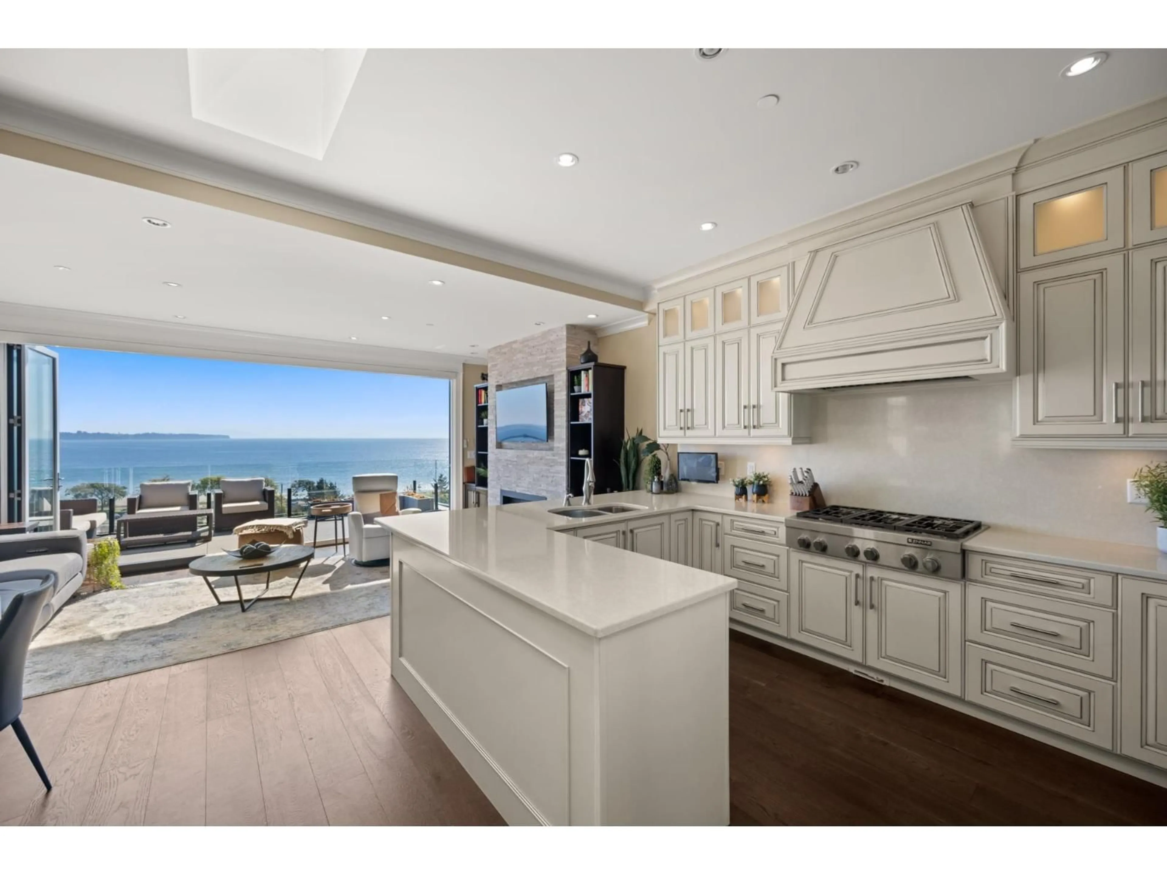 Open concept kitchen, ceramic/tile floor for 14786 MCDONALD AVENUE, White Rock British Columbia V4B2C8