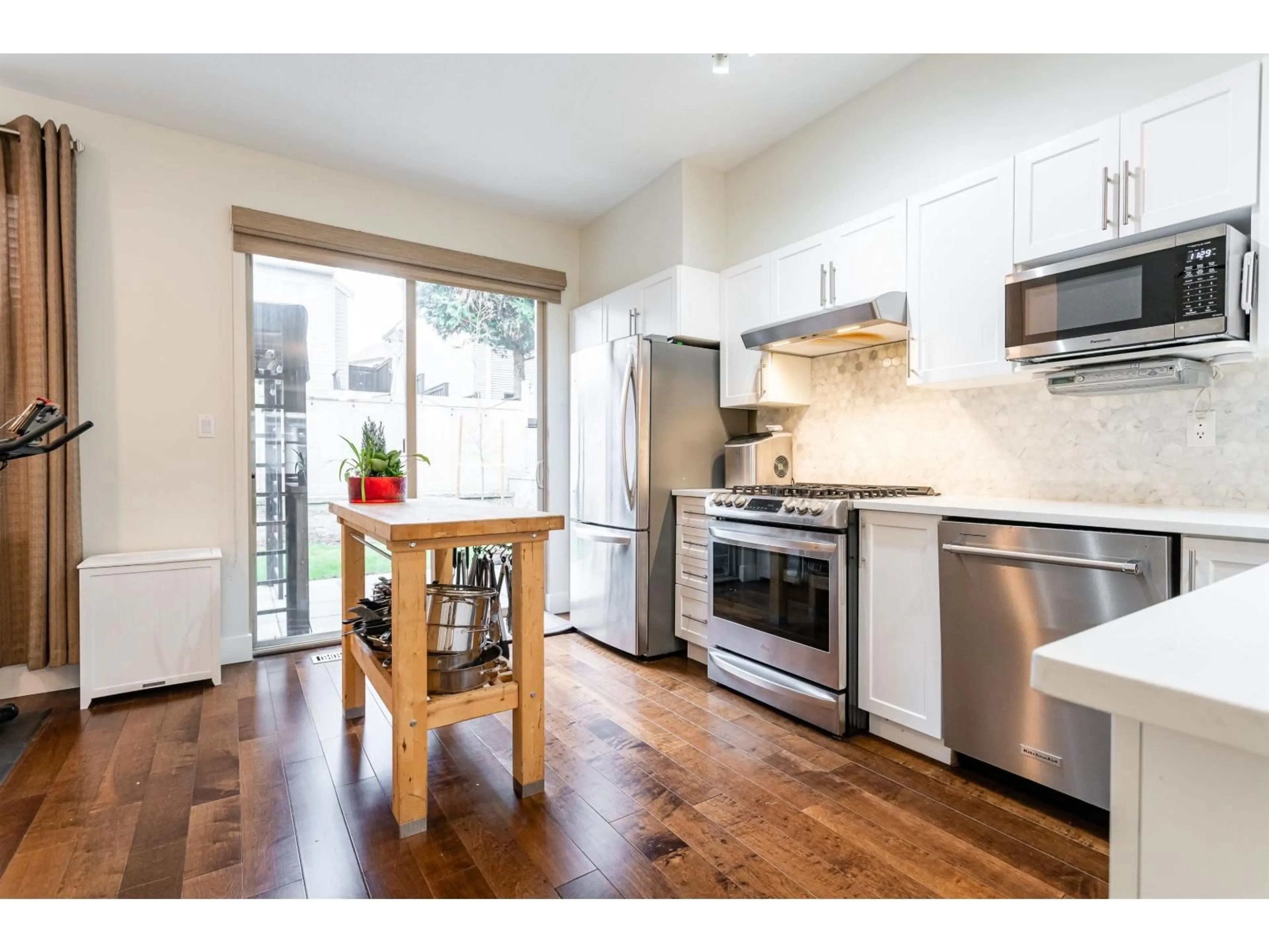 Open concept kitchen, wood/laminate floor for 80 - 15152 62A AVENUE, Surrey British Columbia V3S1V1