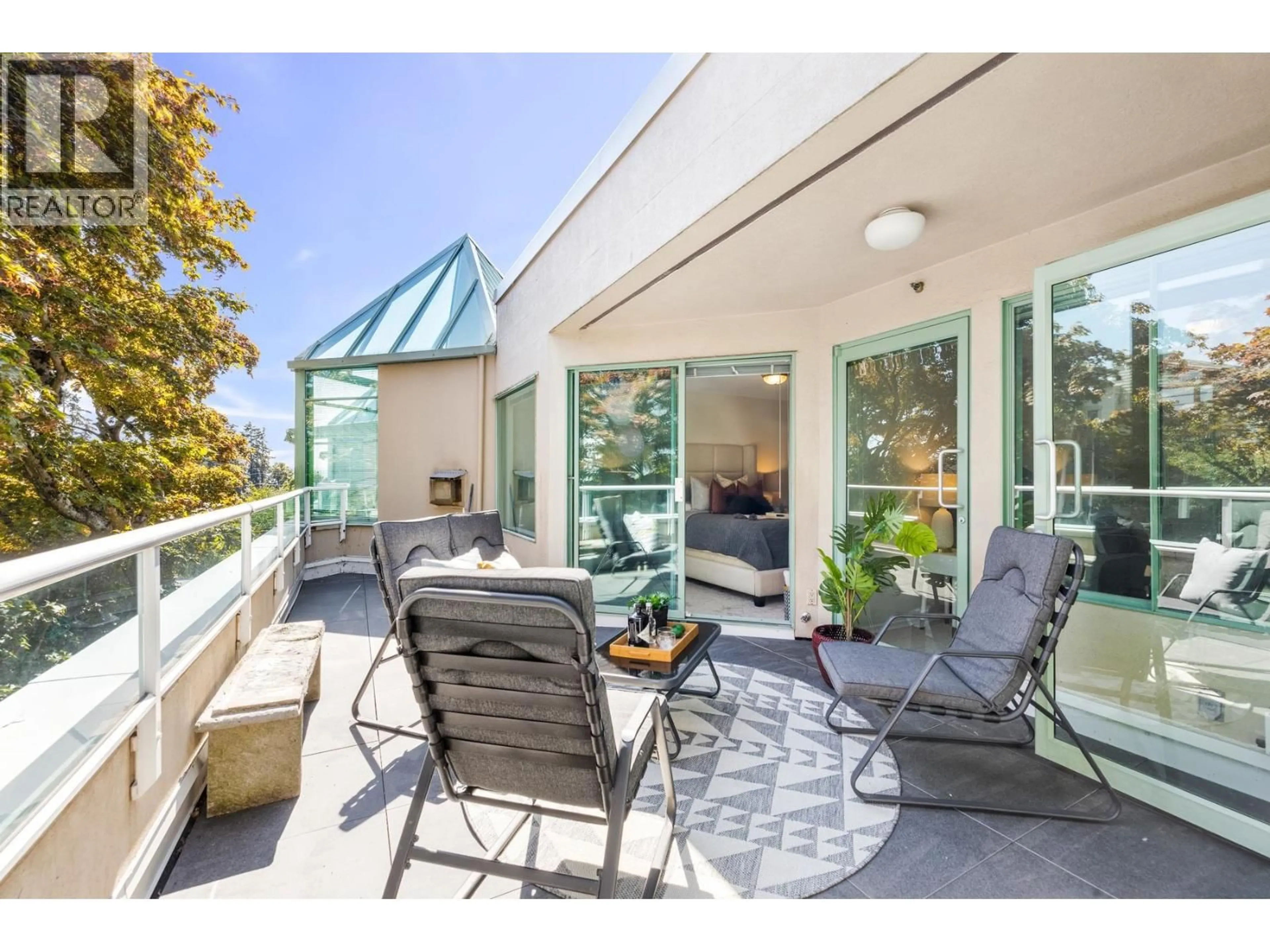Patio, water/lake/river/ocean view for 205 - 565 17TH STREET, West Vancouver British Columbia V7V3S9