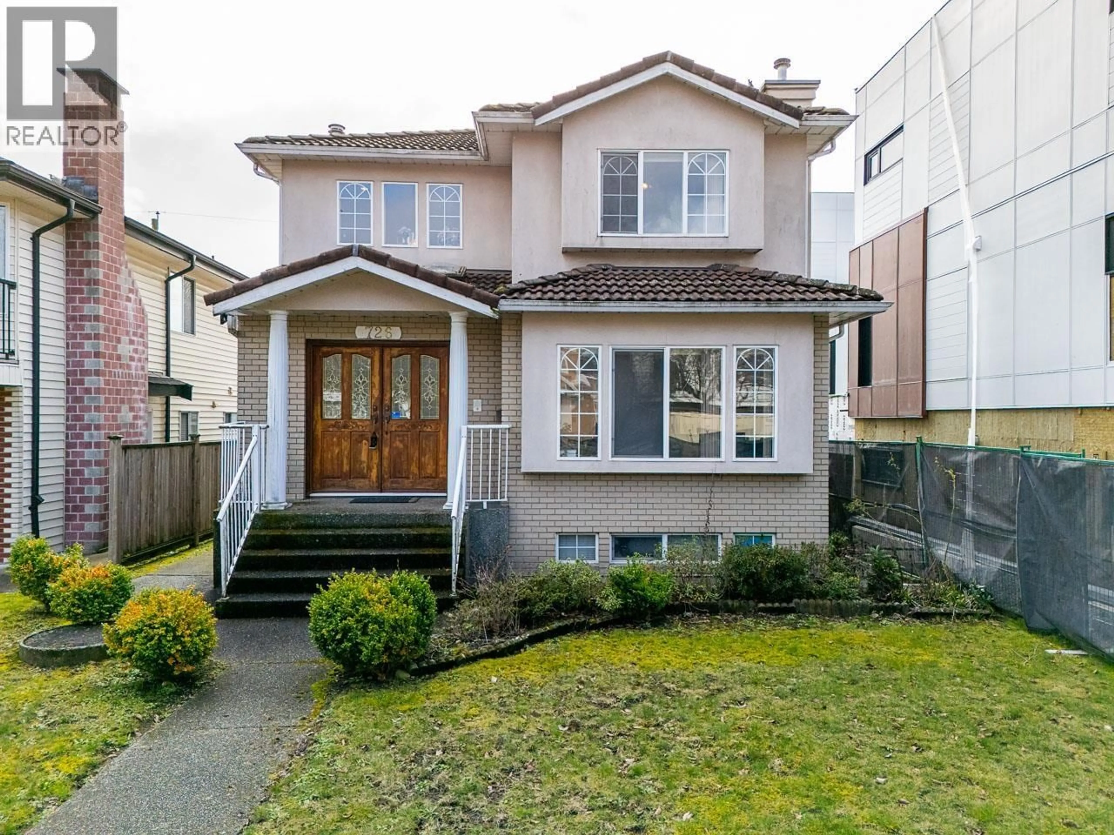 Home with vinyl exterior material, street for 726 EAST 56TH AVENUE, Vancouver British Columbia V5X1R9