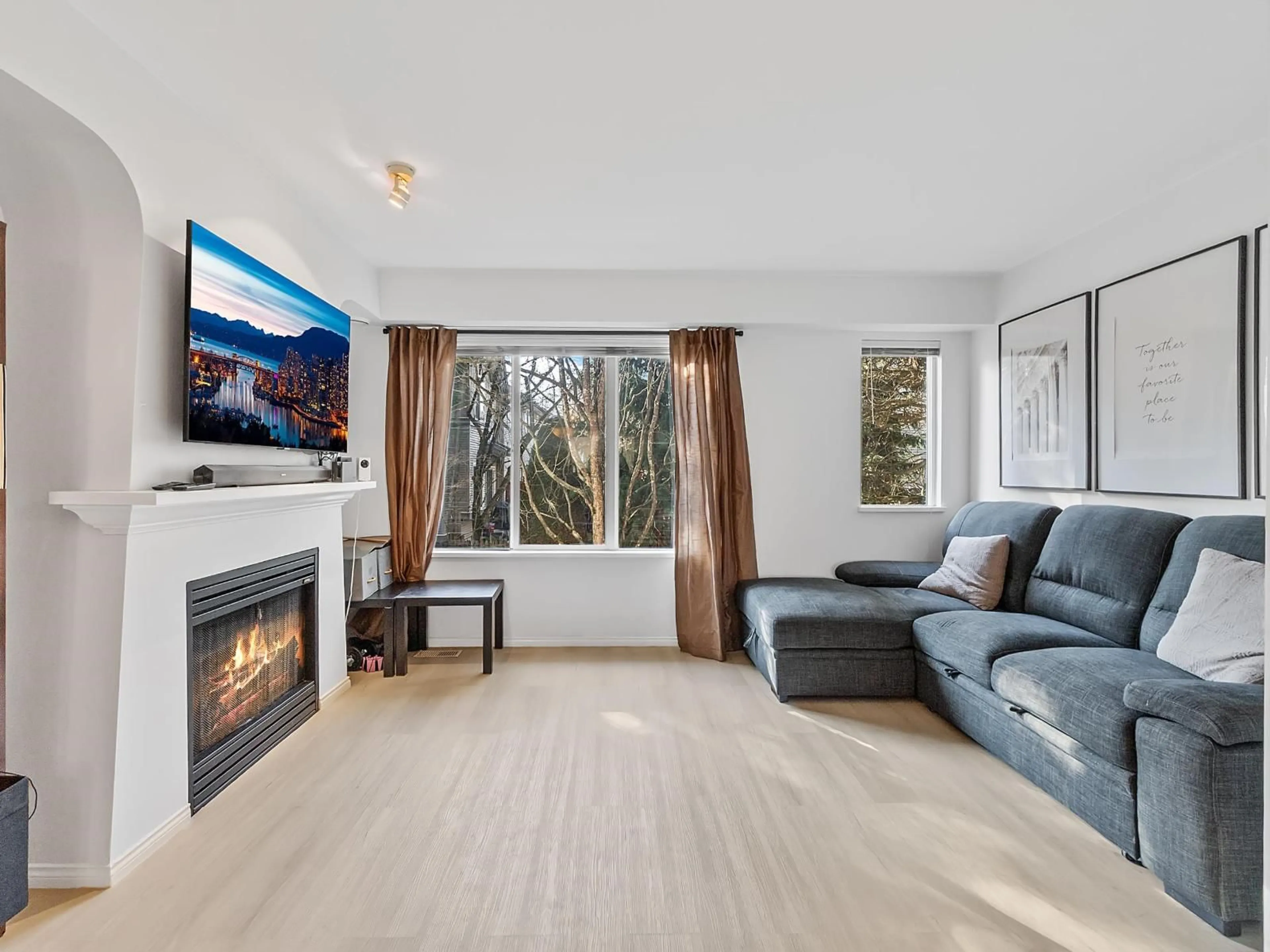 Living room with furniture, wood/laminate floor for 12 - 8775 161 STREET, Surrey British Columbia V4N5G3