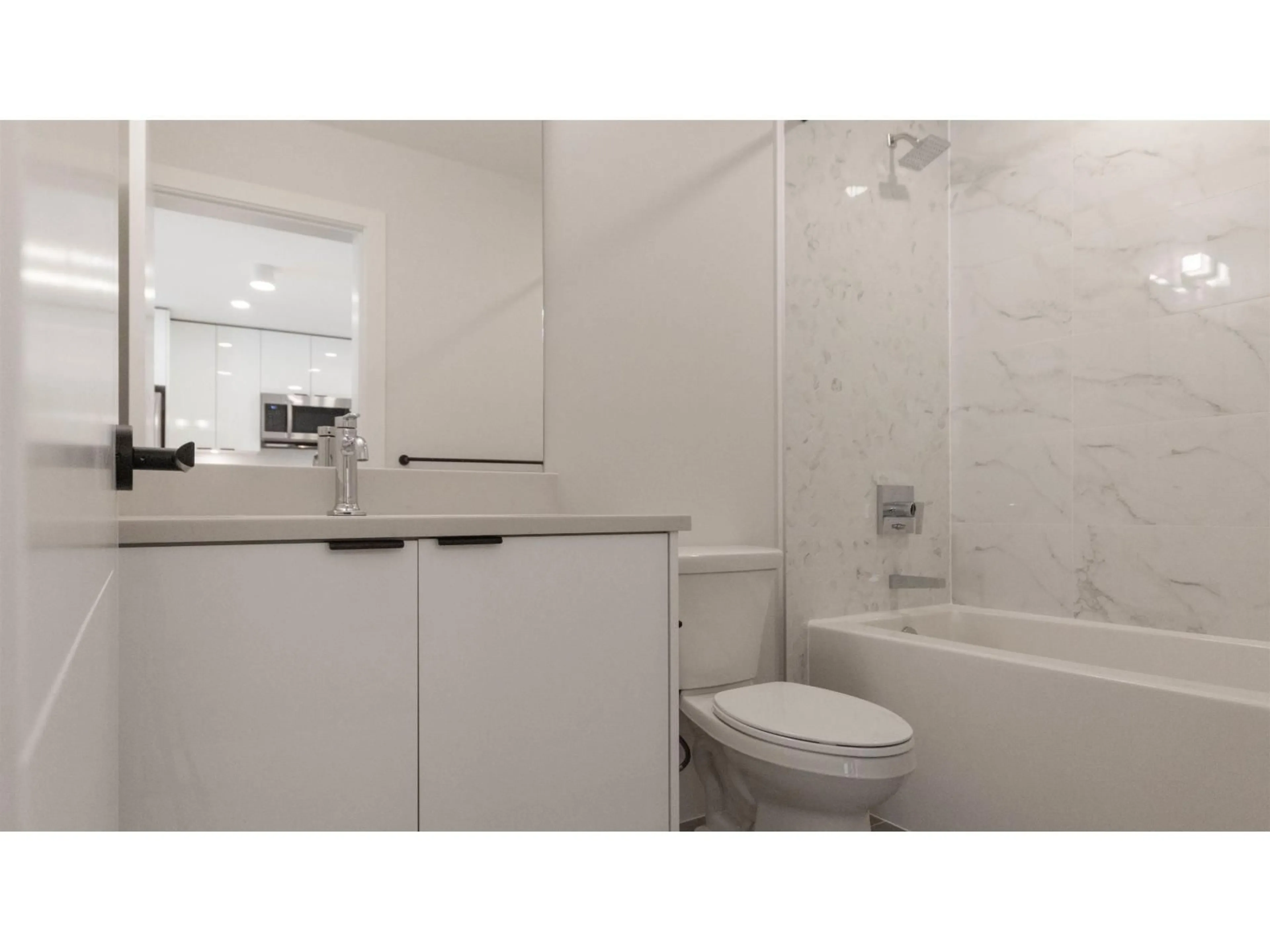 Standard bathroom, unknown for 204 - 13458 95 AVENUE, Surrey British Columbia V3V0H1